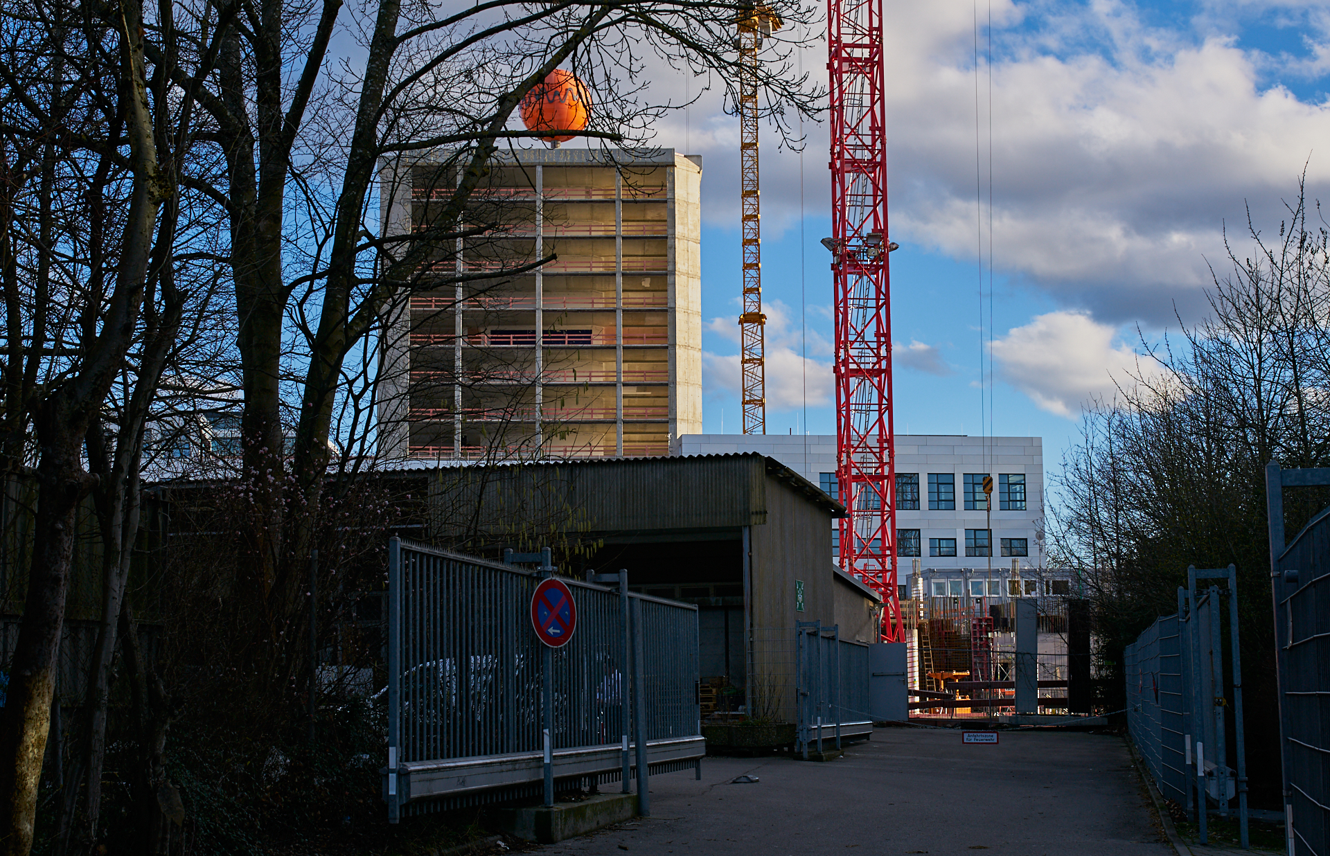 11.02.2016 - Das HIGHRISE-ONE im Anfangsstadium und ATLAS ohne Fassade