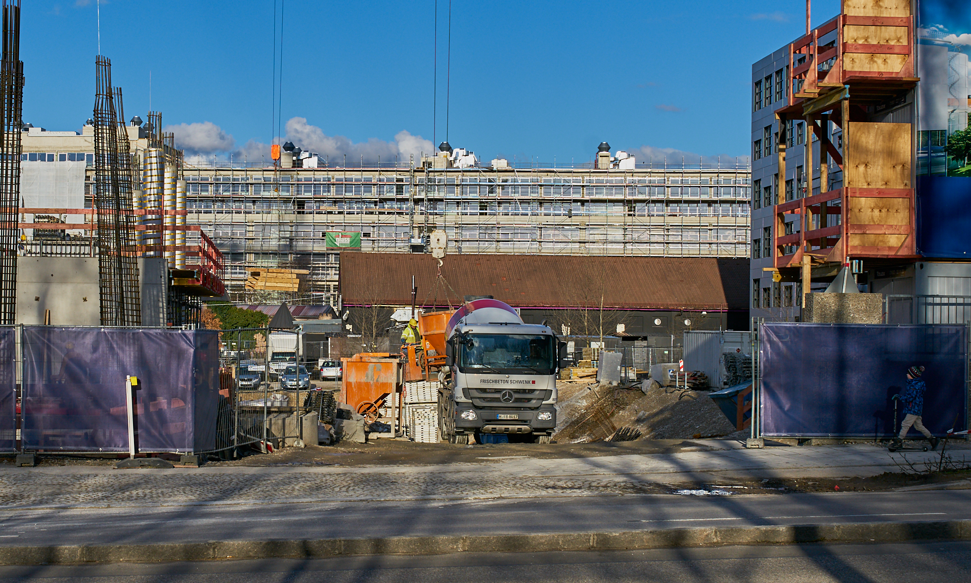 11.02.2016 - Das HIGHRISE-ONE im Anfangsstadium und ATLAS ohne Fassade