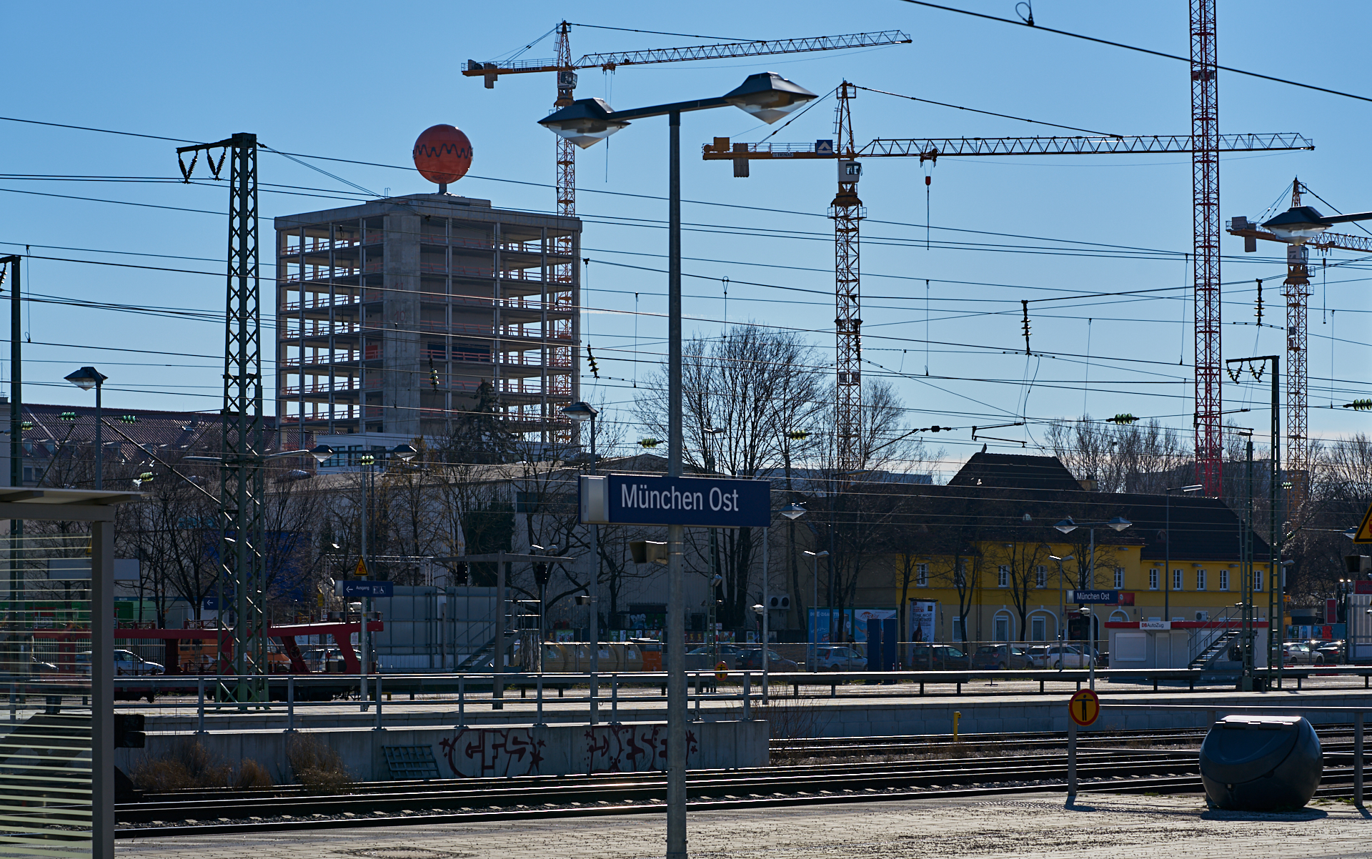 11.02.2016 - Das HIGHRISE-ONE im Anfangsstadium und ATLAS ohne Fassade