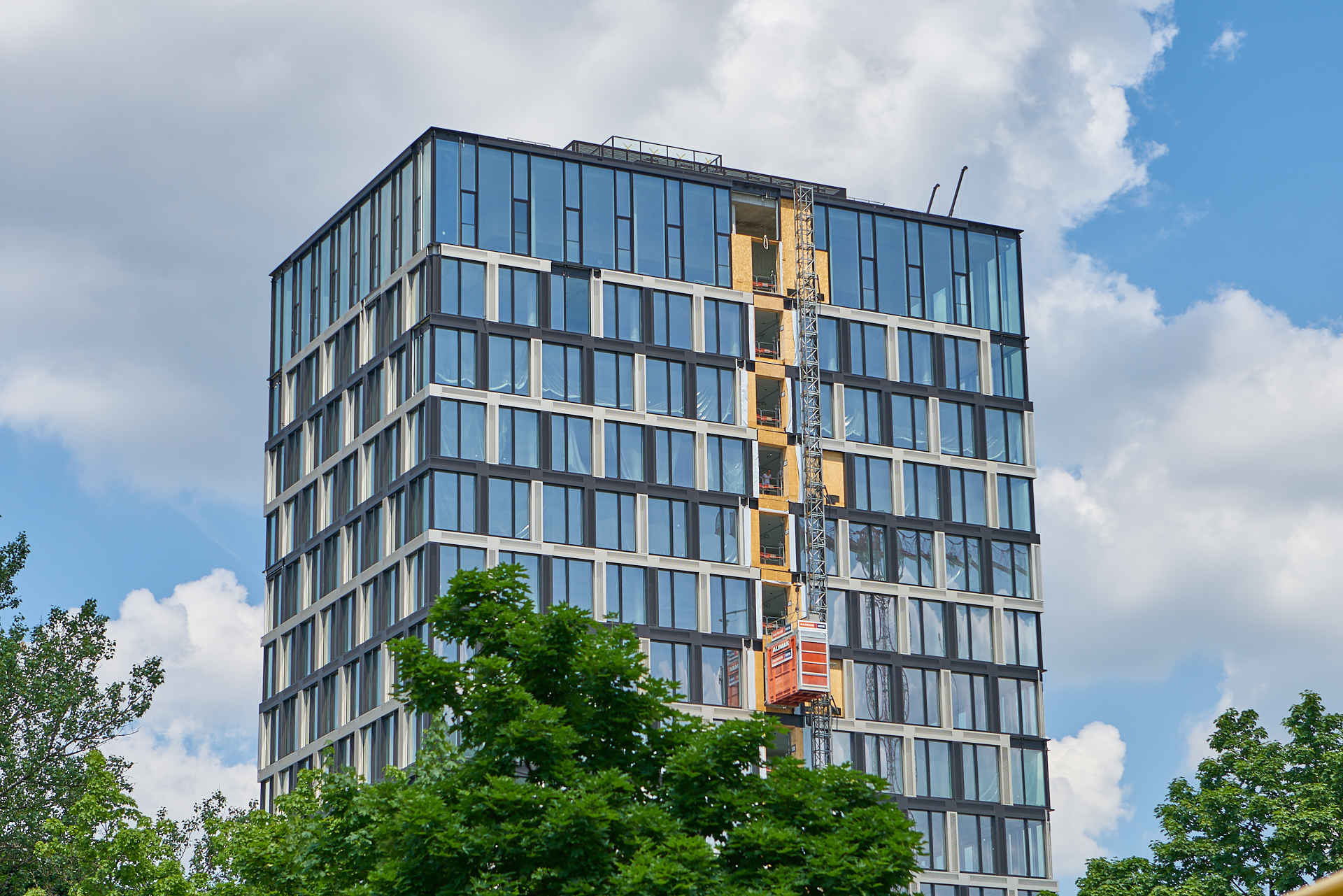 03.06.2017 - Das ATLAS Bürohochaus verliert seine Fassade