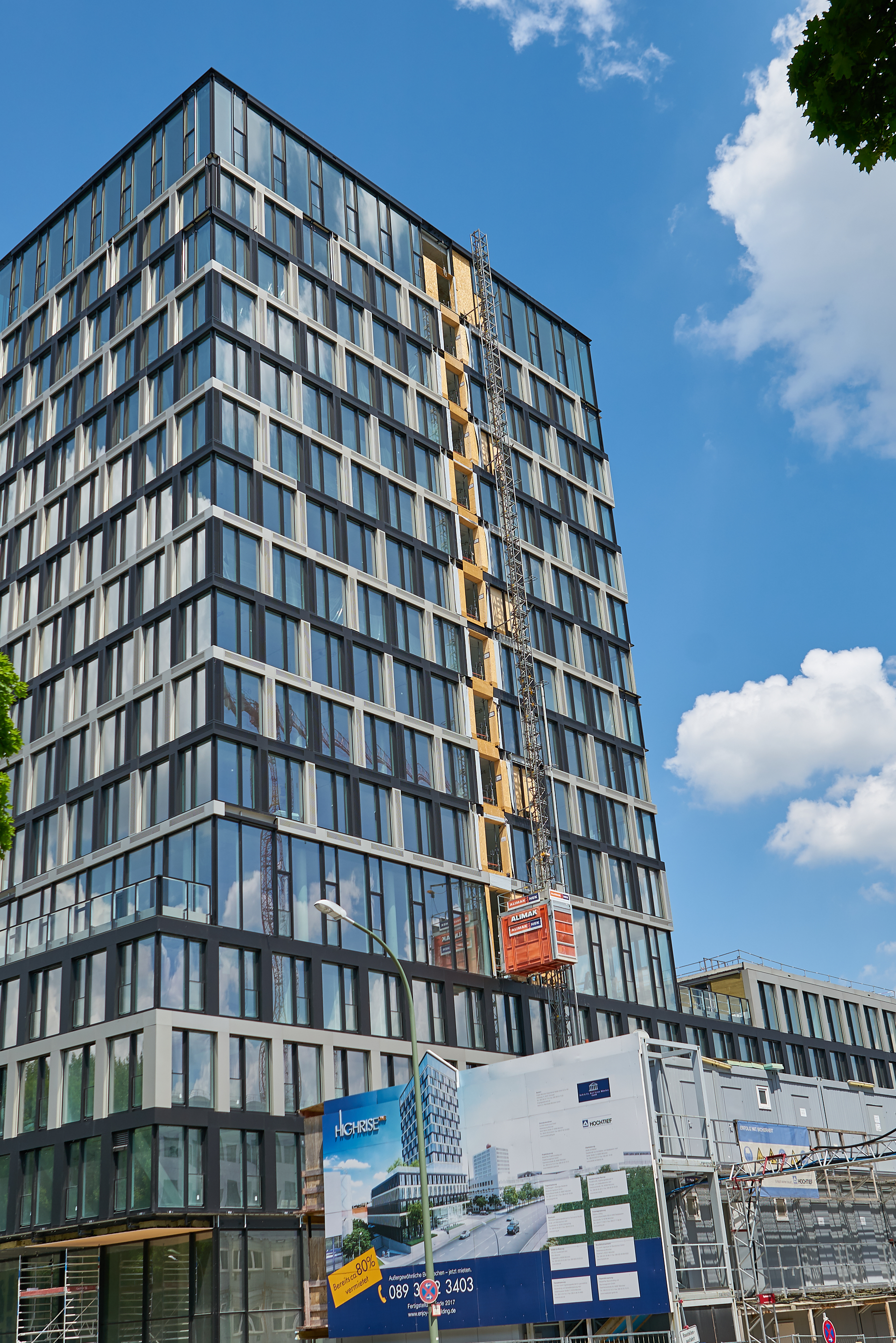 03.06.2017 - Das ATLAS Bürohochaus verliert seine Fassade