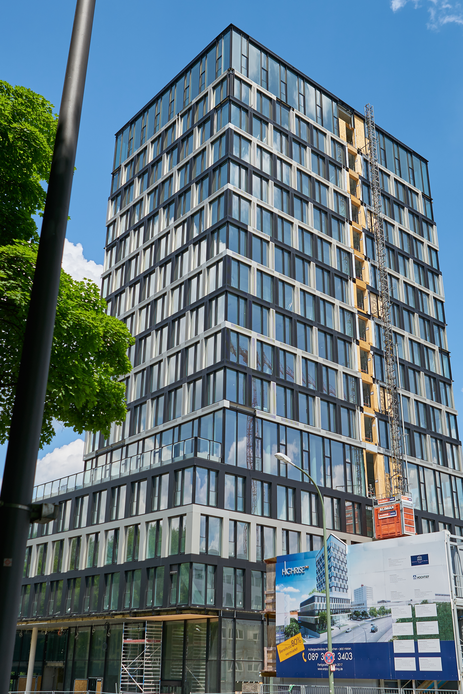 03.06.2017 - Das ATLAS Bürohochaus verliert seine Fassade