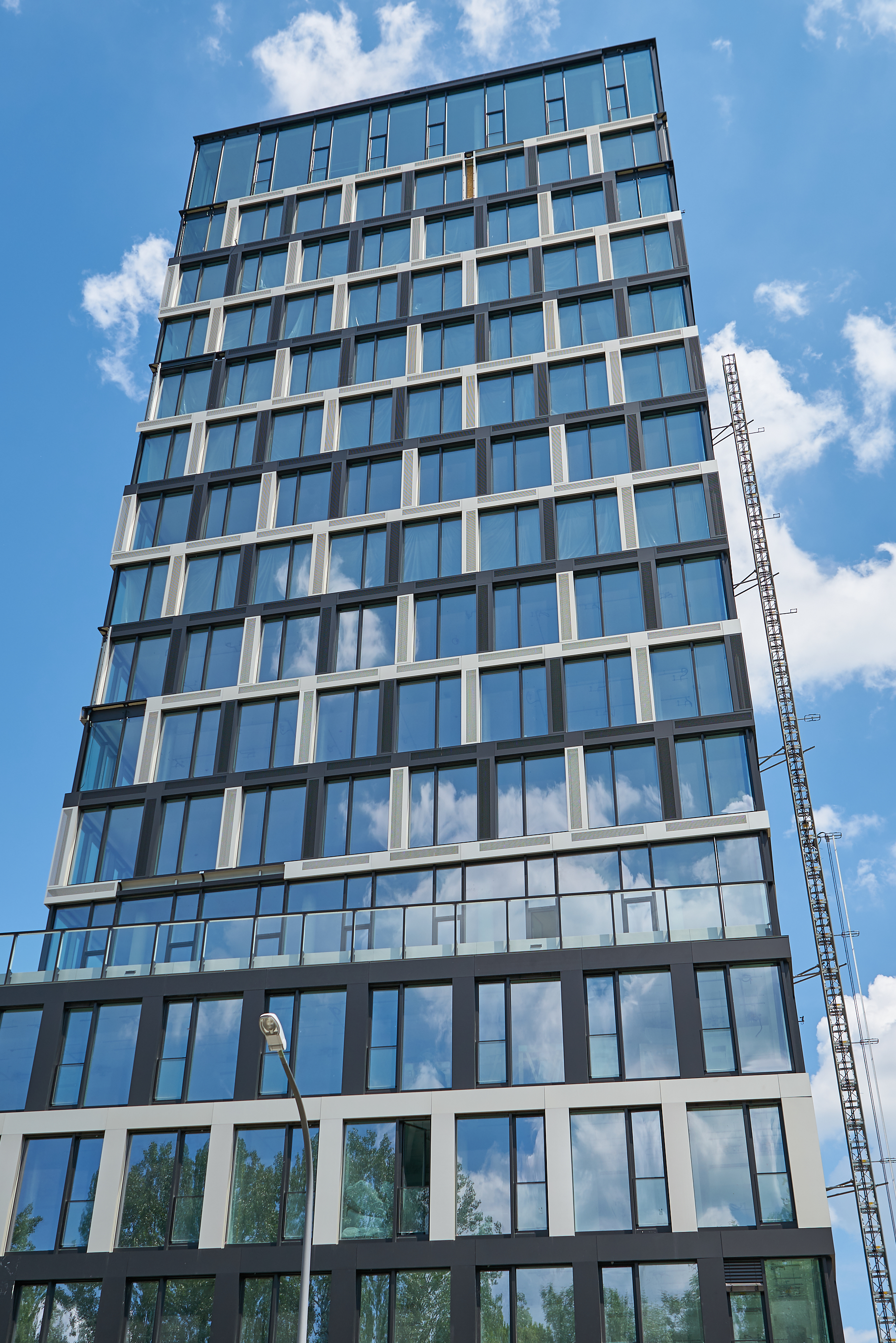03.06.2017 - Das ATLAS Bürohochaus verliert seine Fassade