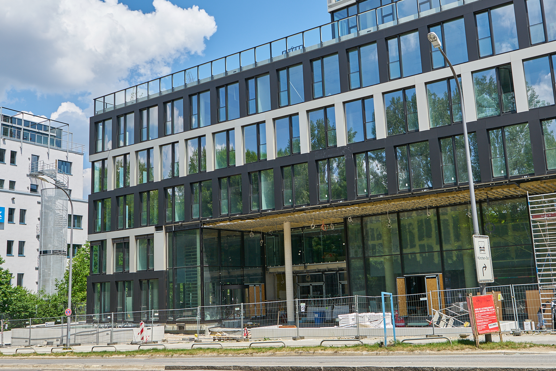 03.06.2017 - Das ATLAS Bürohochaus verliert seine Fassade