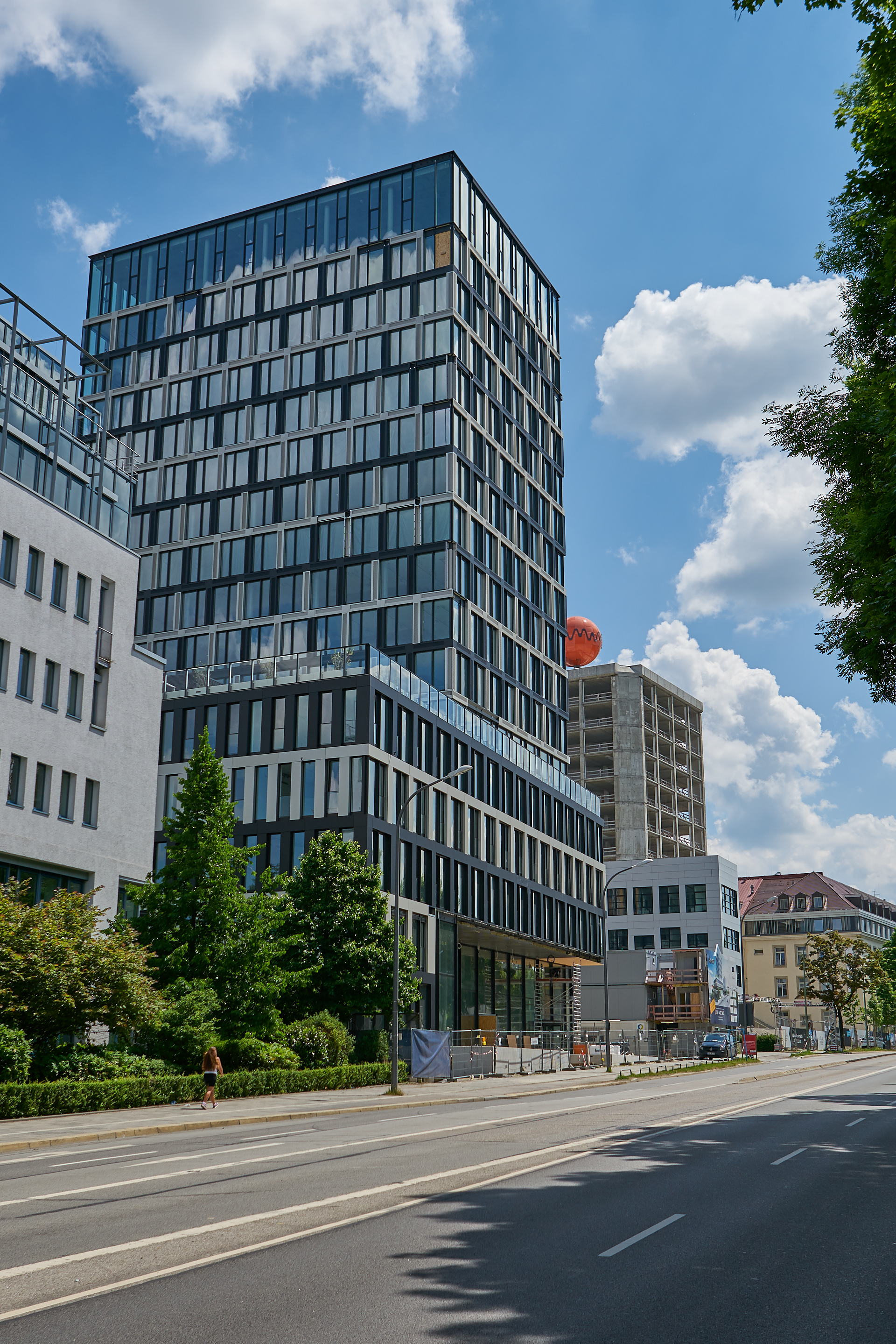 03.06.2017 - Das ATLAS Bürohochaus verliert seine Fassade