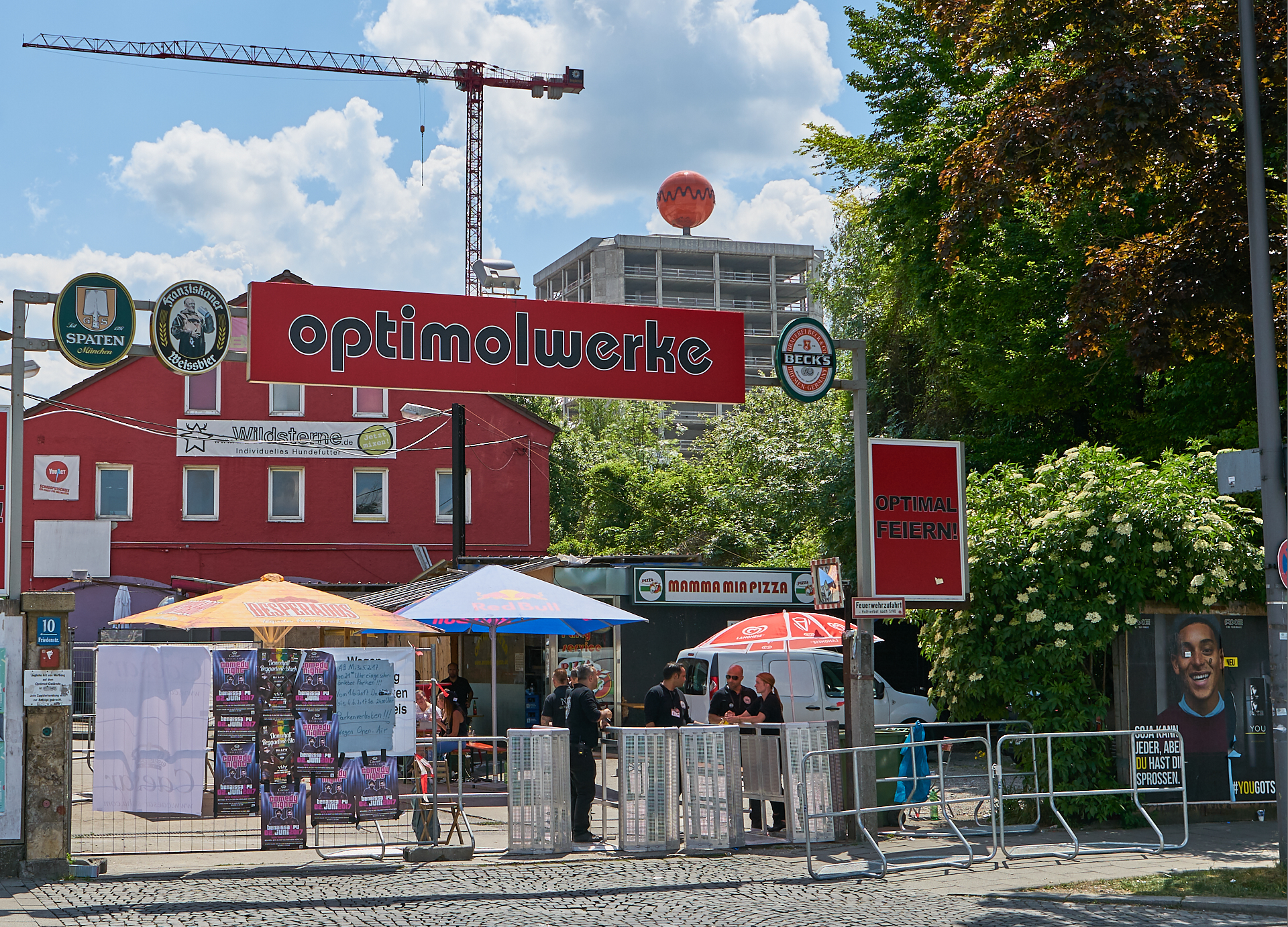 03.06.2017 - Das ATLAS Bürohochaus verliert seine Fassade