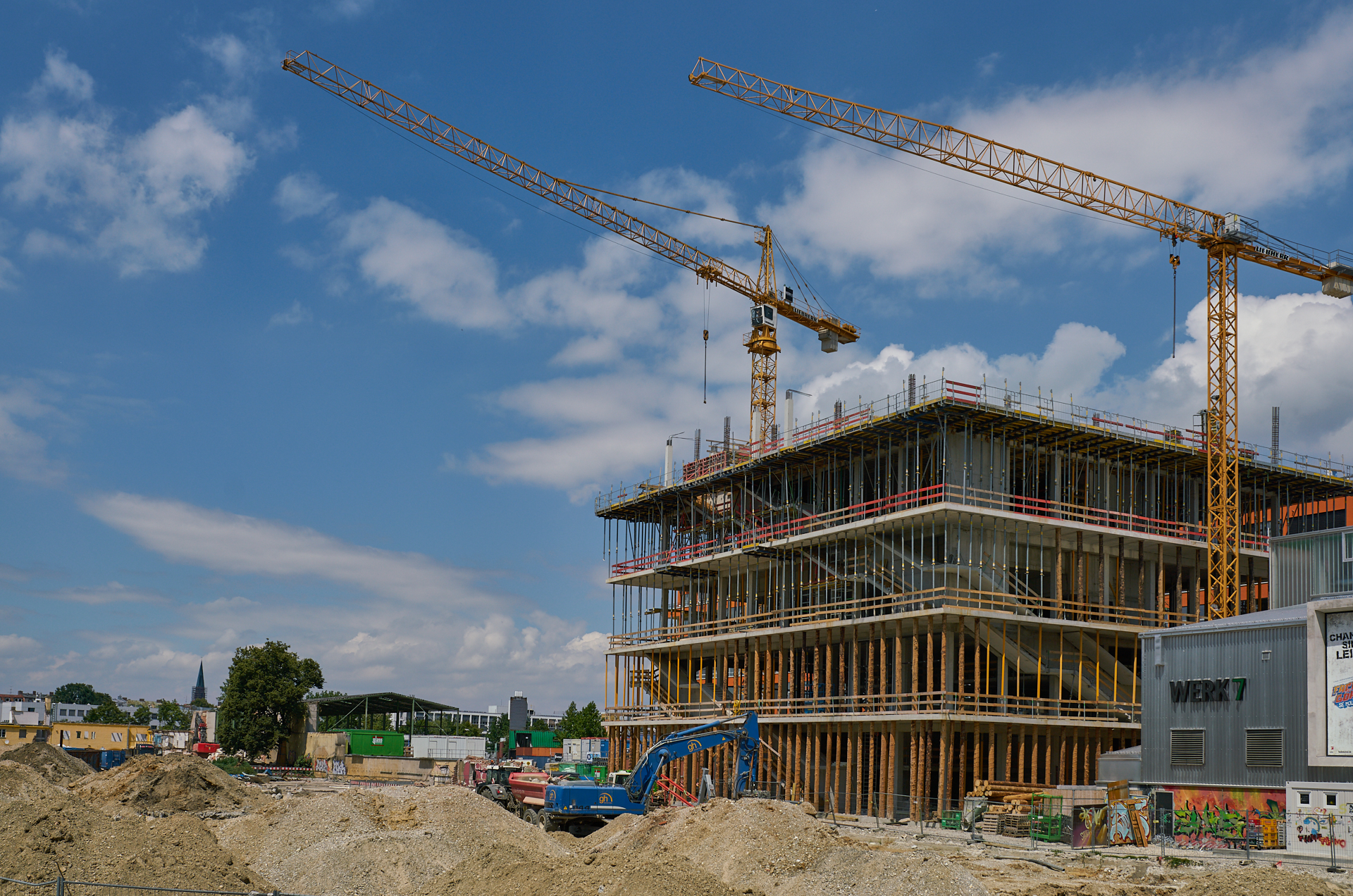 12.07.2018 - Das WERKSVIERTEL mit dem ATLAS-Gebäude im Aufbau
