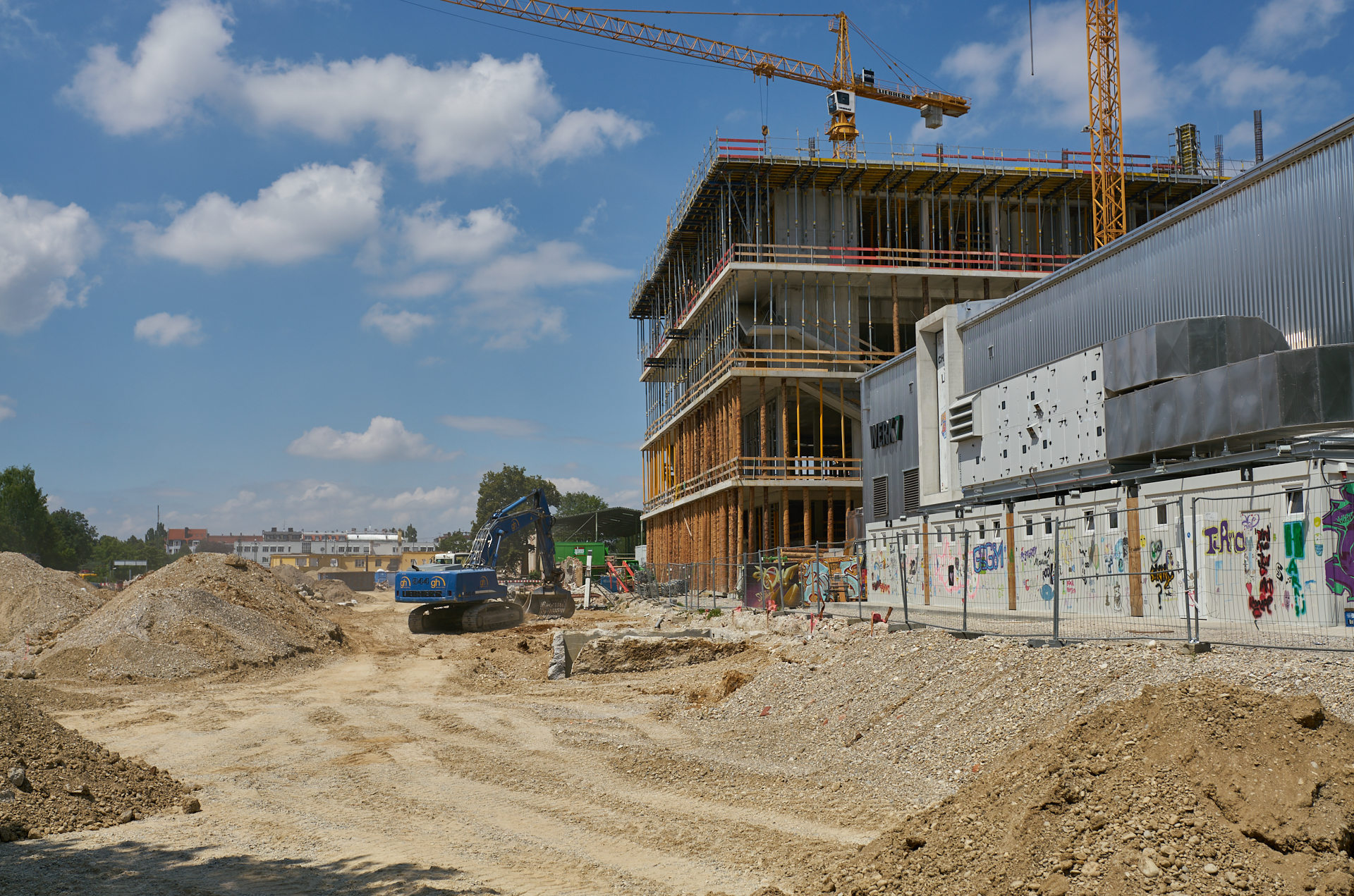 12.07.2018 - Das WERKSVIERTEL mit dem ATLAS-Gebäude im Aufbau