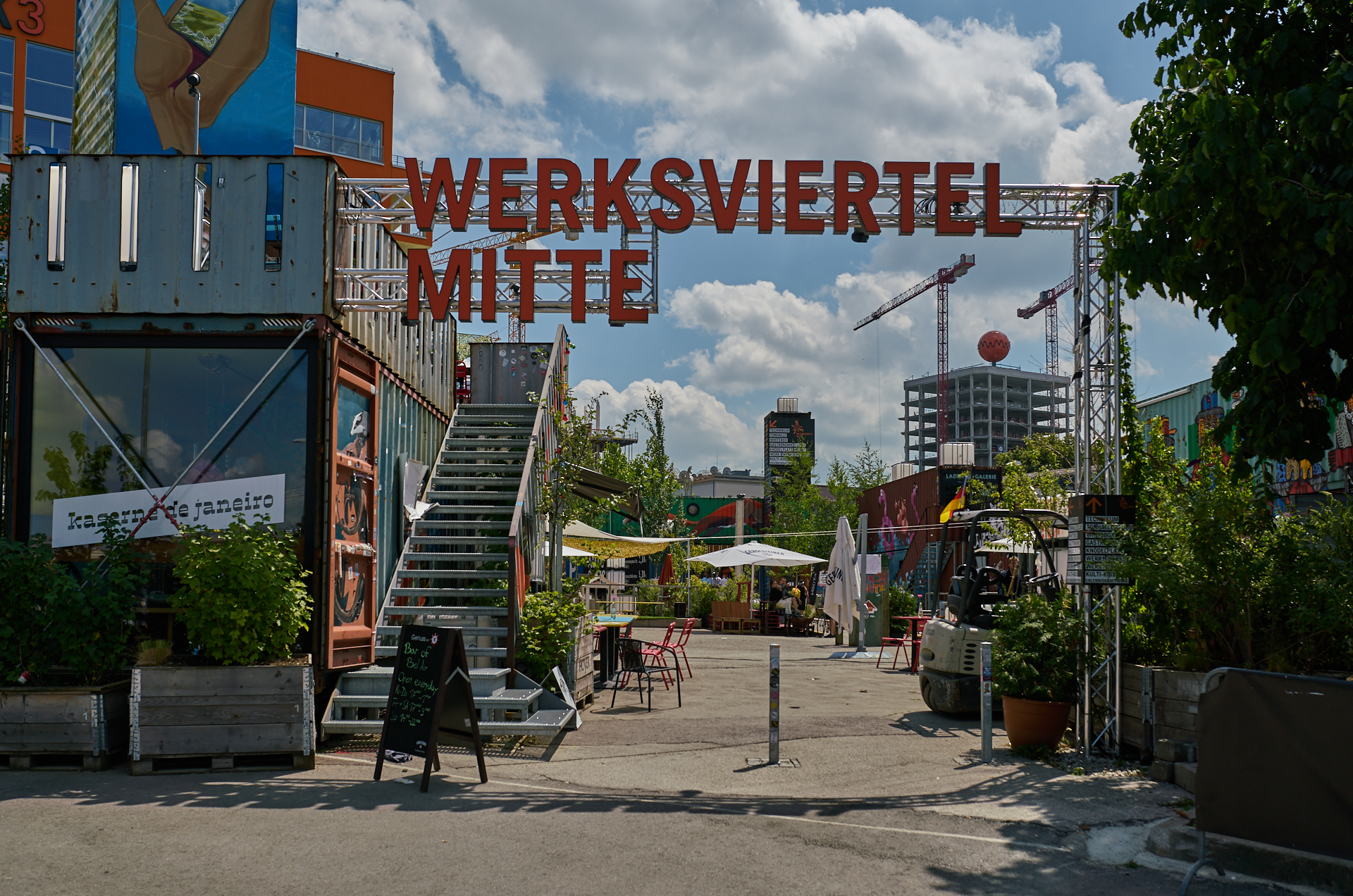 12.07.2018 - Das WERKSVIERTEL mit dem ATLAS-Gebäude im Aufbau