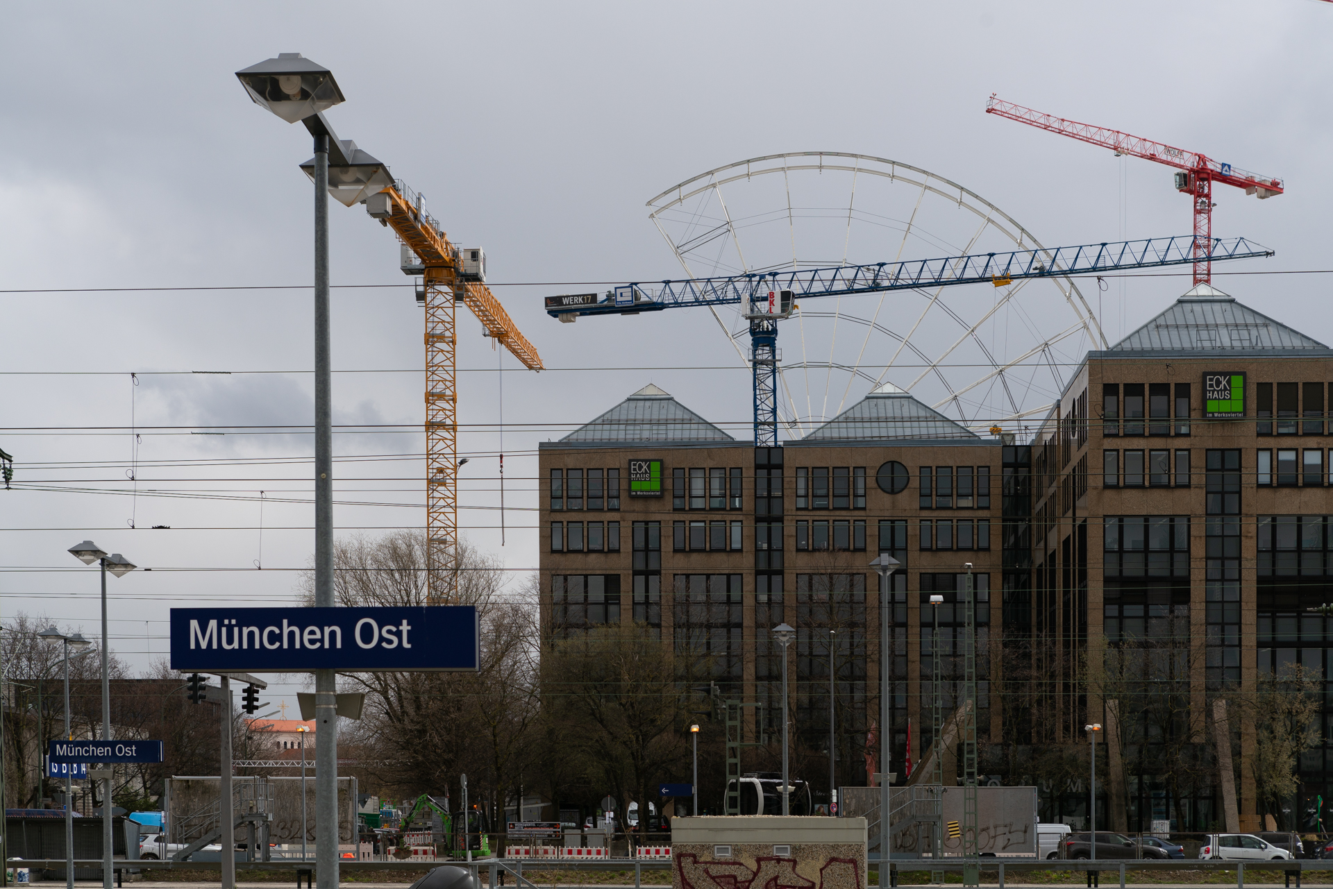 2019-03-18 - Das Riesenrad im Werksviertel-Mitte im Aufbau