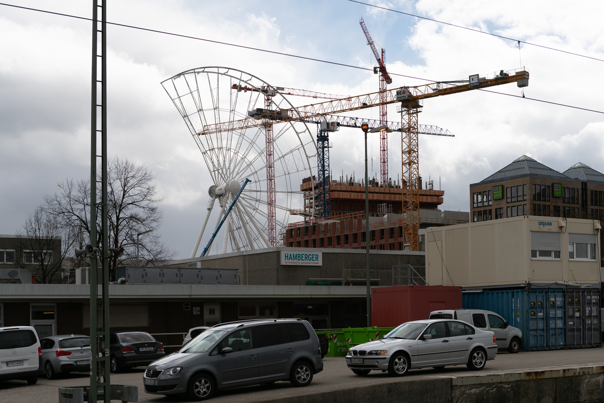 2019-03-18 - Das Riesenrad im Werksviertel-Mitte im Aufbau