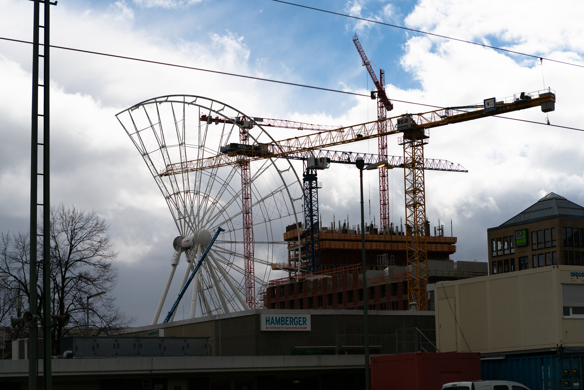 2019-03-18 - Das Riesenrad im Werksviertel-Mitte im Aufbau