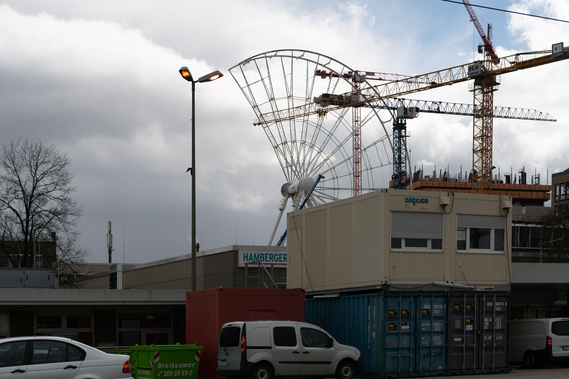 2019-03-18 - Das Riesenrad im Werksviertel-Mitte im Aufbau