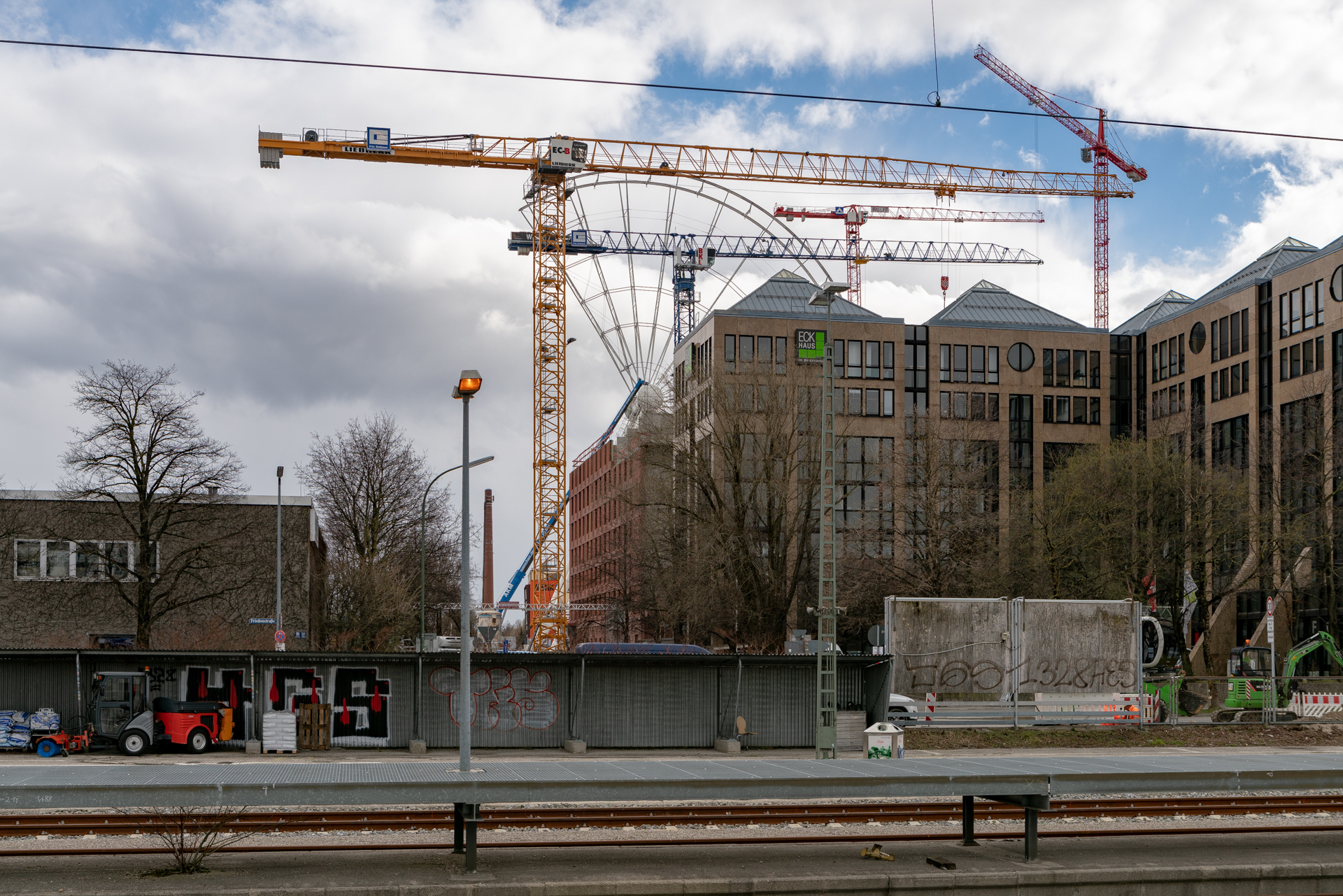 2019-03-18 - Das Riesenrad im Werksviertel-Mitte im Aufbau