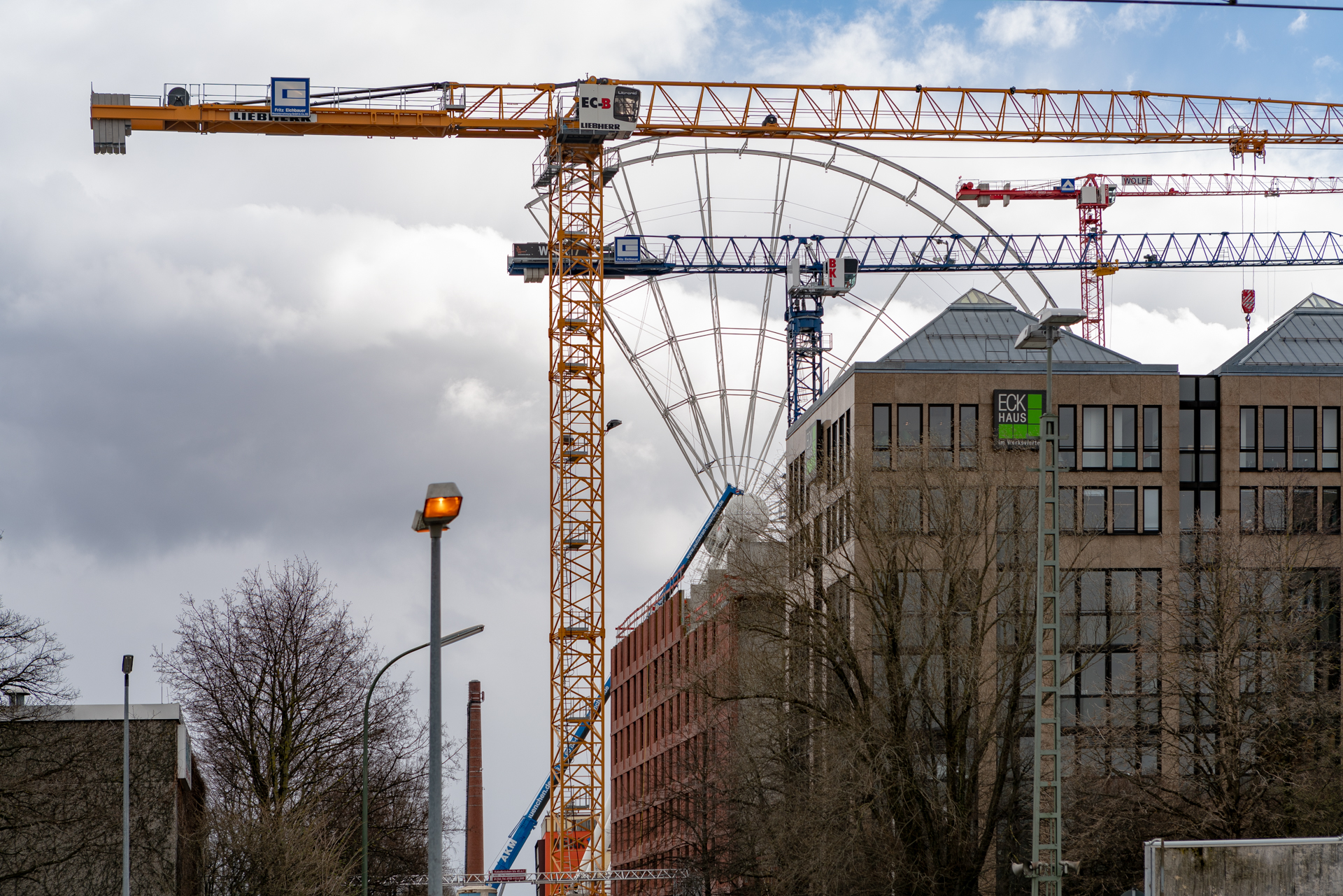2019-03-18 - Das Riesenrad im Werksviertel-Mitte im Aufbau