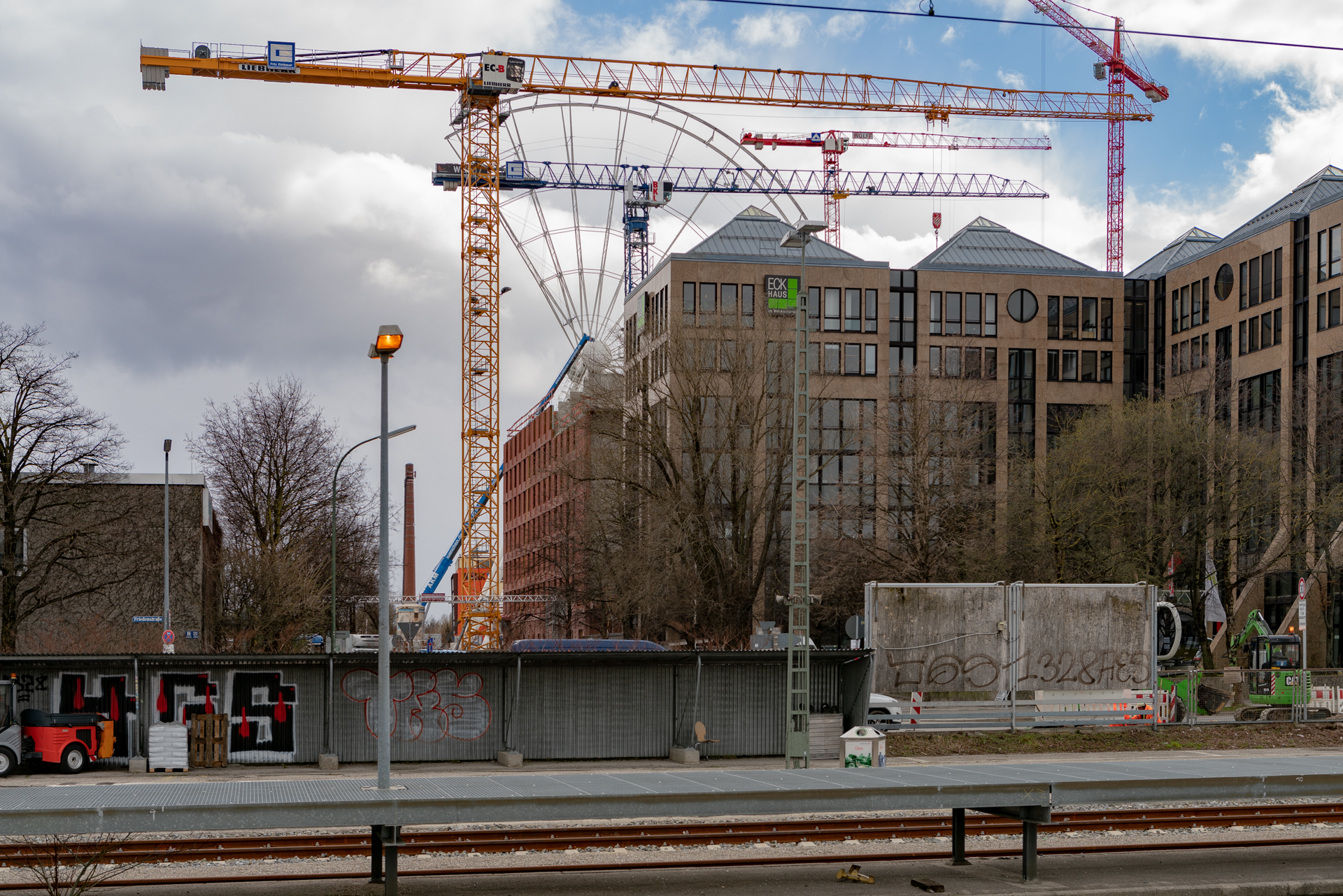 2019-03-18 - Das Riesenrad im Werksviertel-Mitte im Aufbau