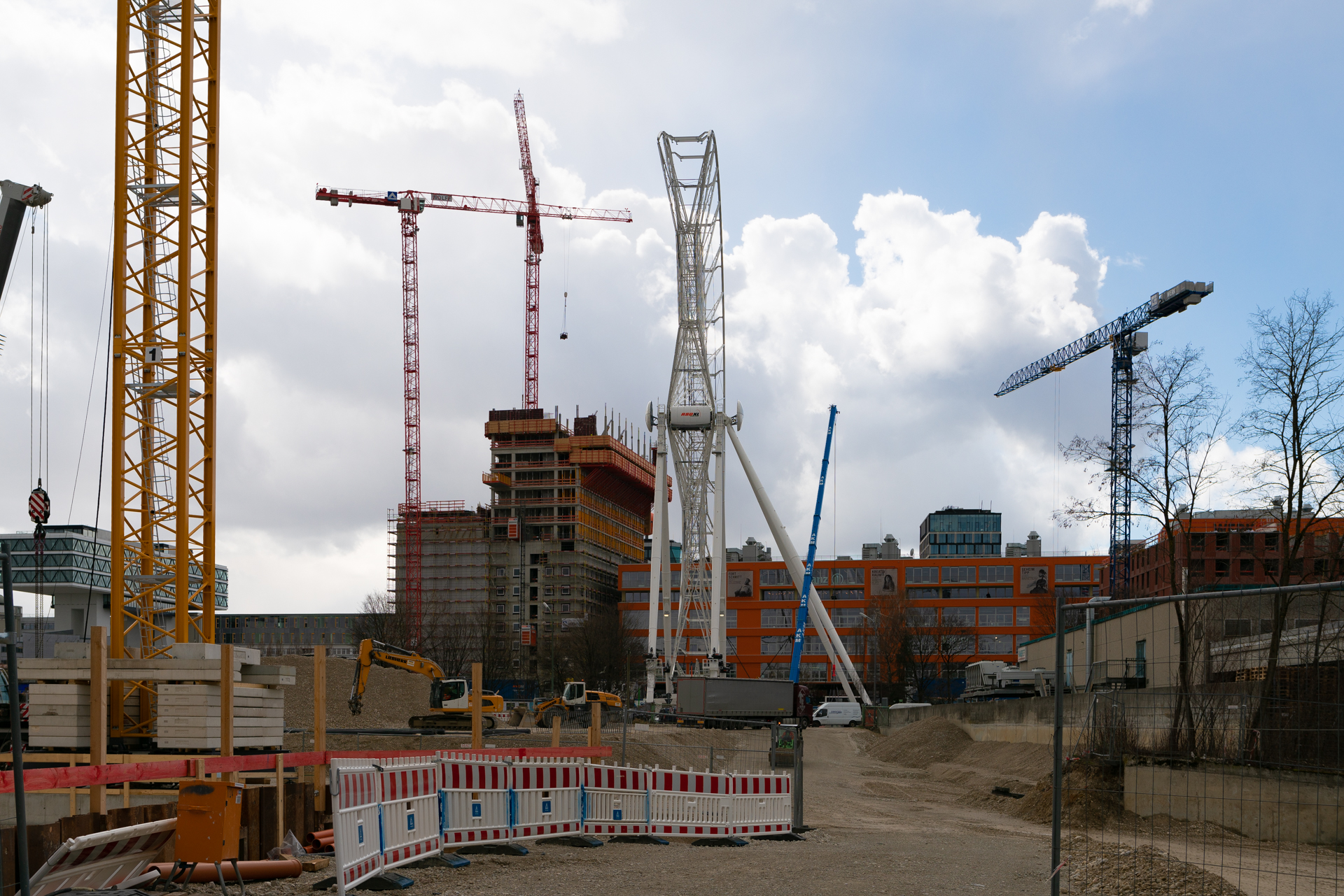 2019-03-18 - Das Riesenrad im Werksviertel-Mitte im Aufbau