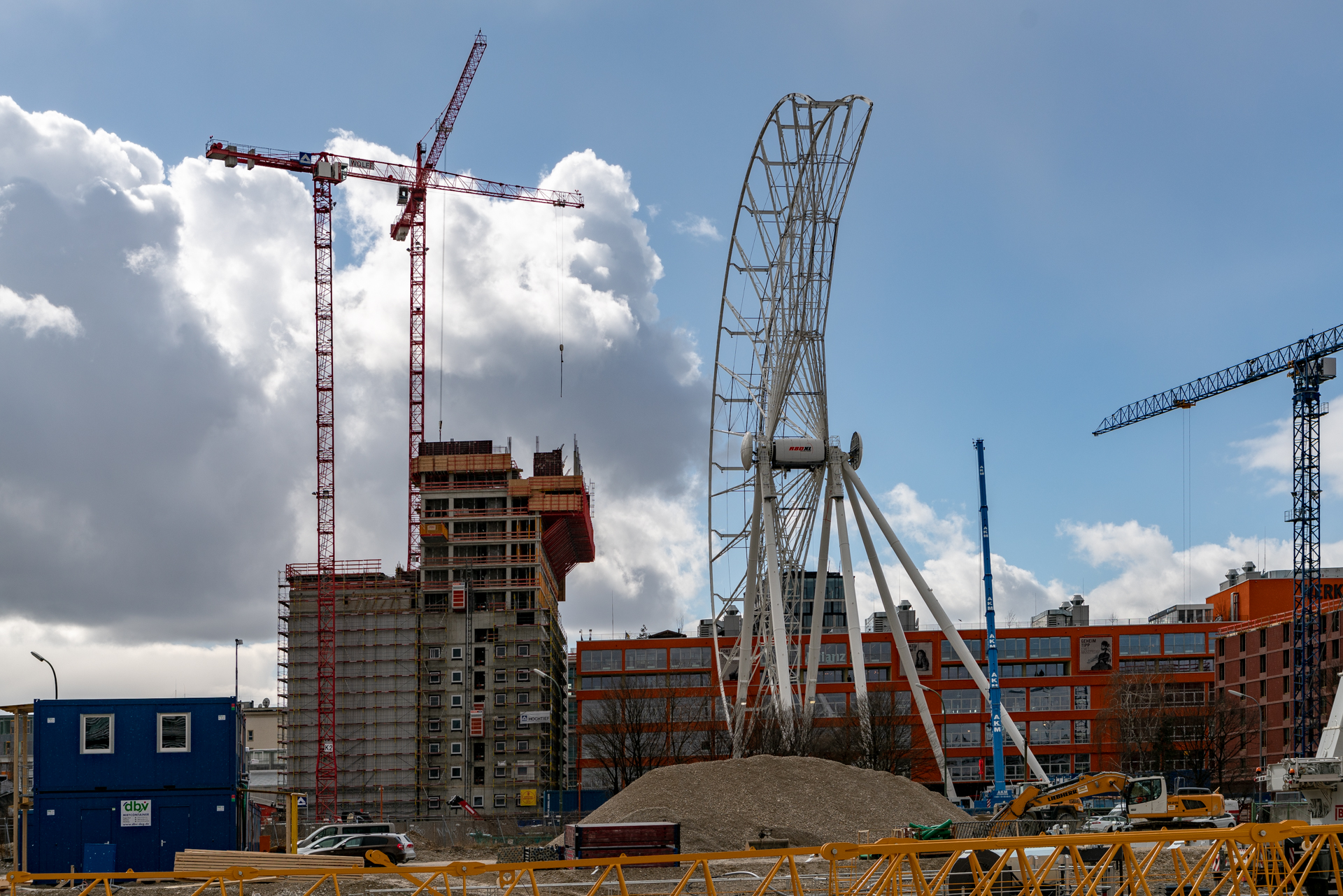 2019-03-18 - Das Riesenrad im Werksviertel-Mitte im Aufbau