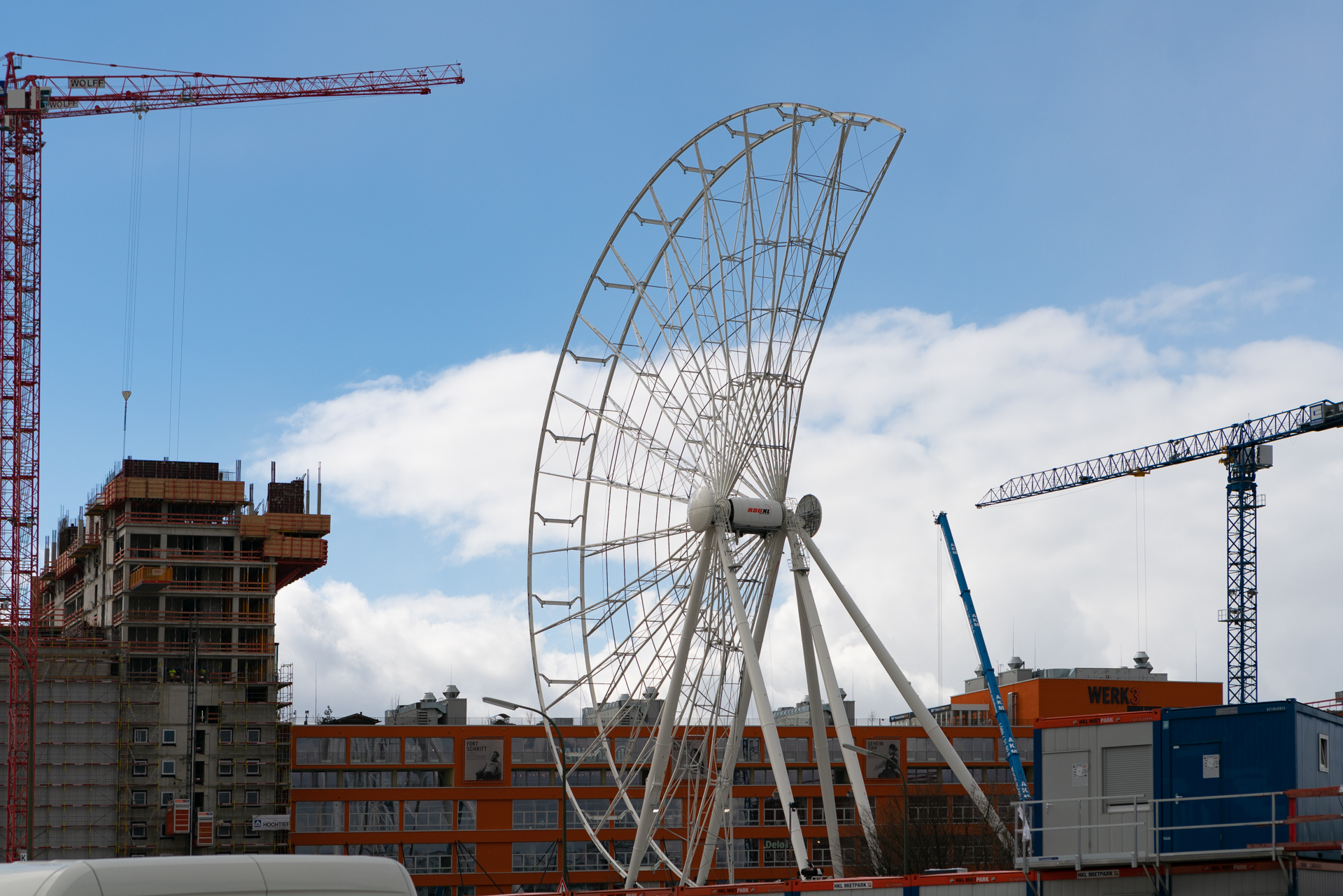 2019-03-18 - Das Riesenrad im Werksviertel-Mitte im Aufbau