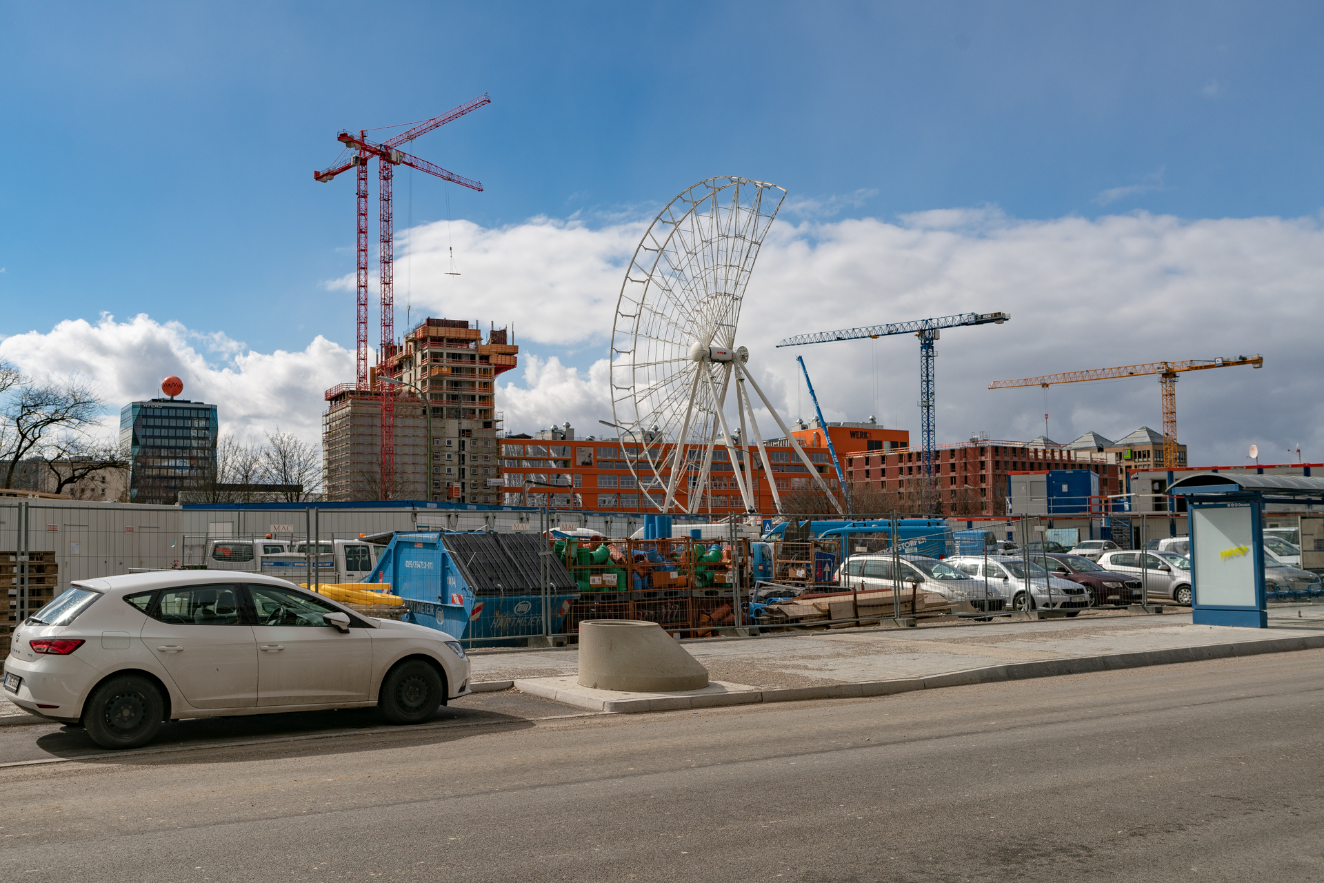 2019-03-18 - Das Riesenrad im Werksviertel-Mitte im Aufbau
