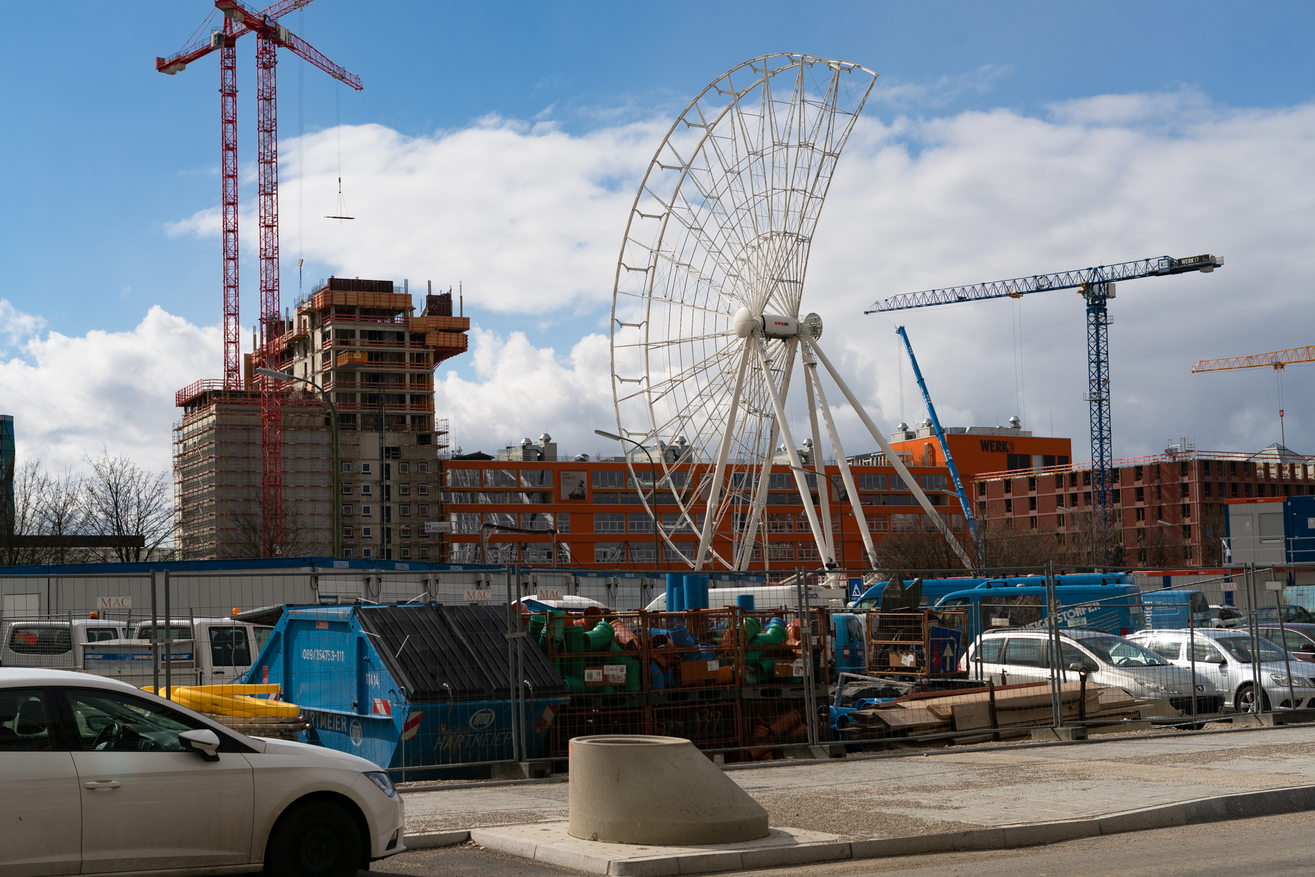 2019-03-18 - Das Riesenrad im Werksviertel-Mitte im Aufbau