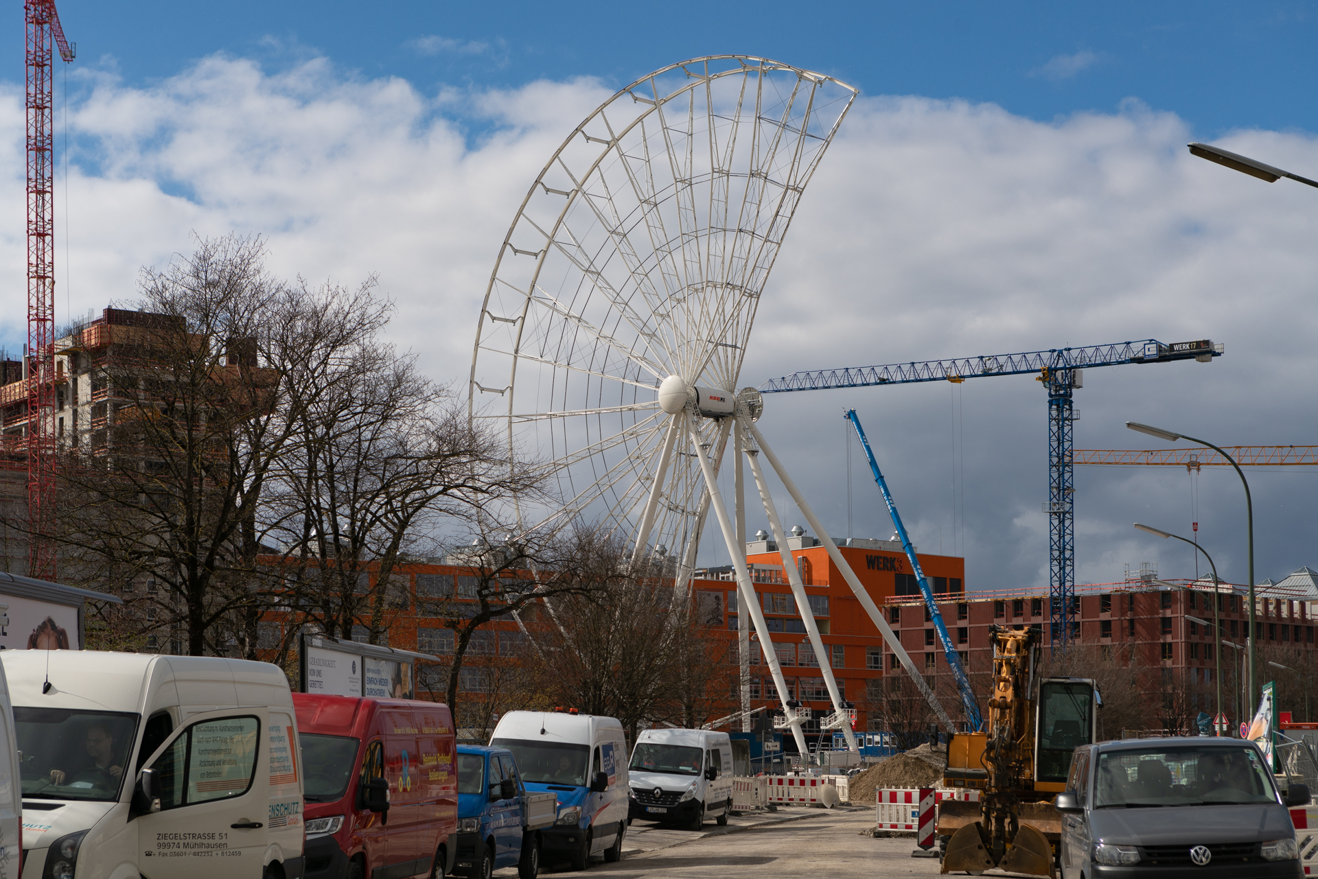 2019-03-18 - Das Riesenrad im Werksviertel-Mitte im Aufbau
