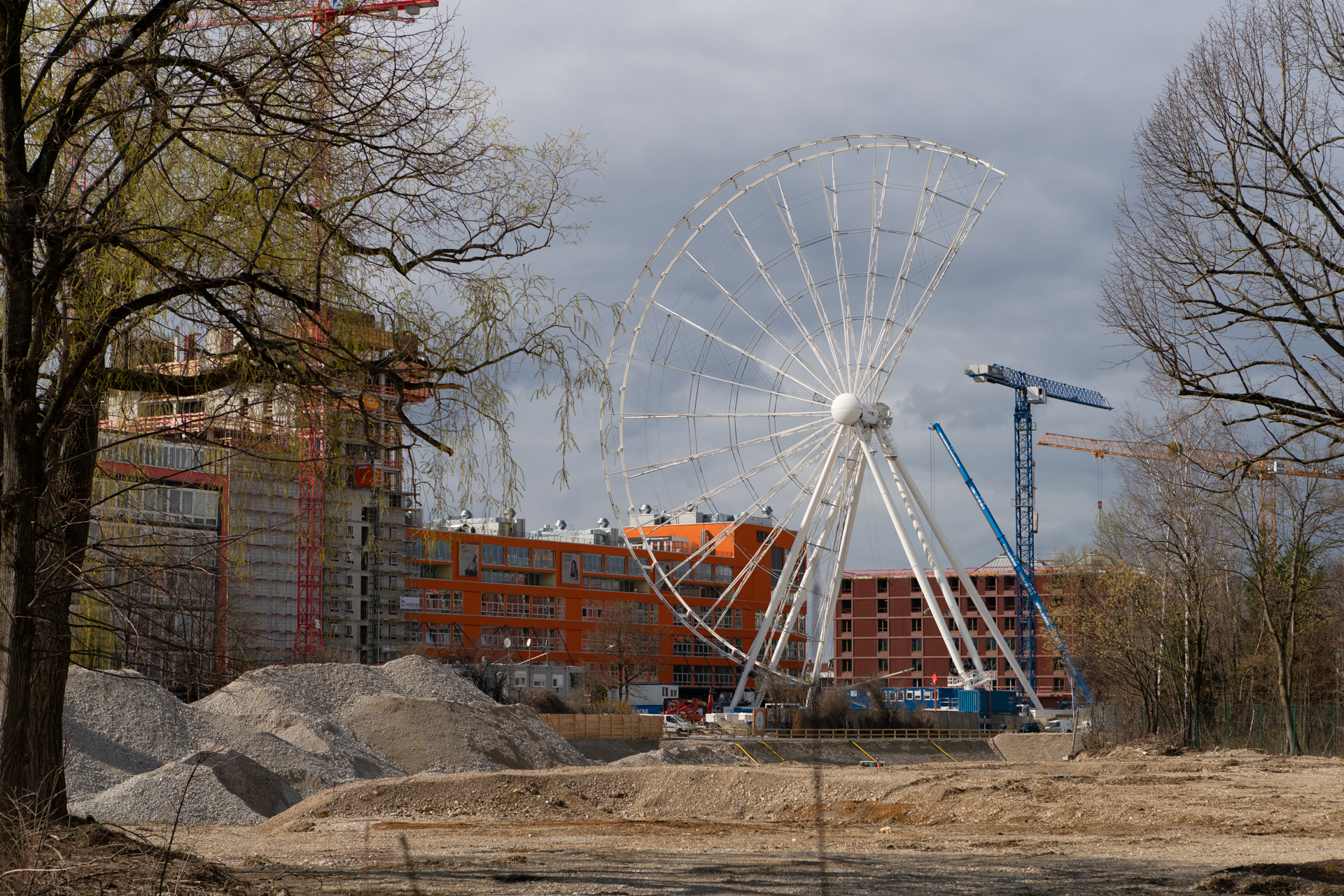 2019-03-18 - Das Riesenrad im Werksviertel-Mitte im Aufbau