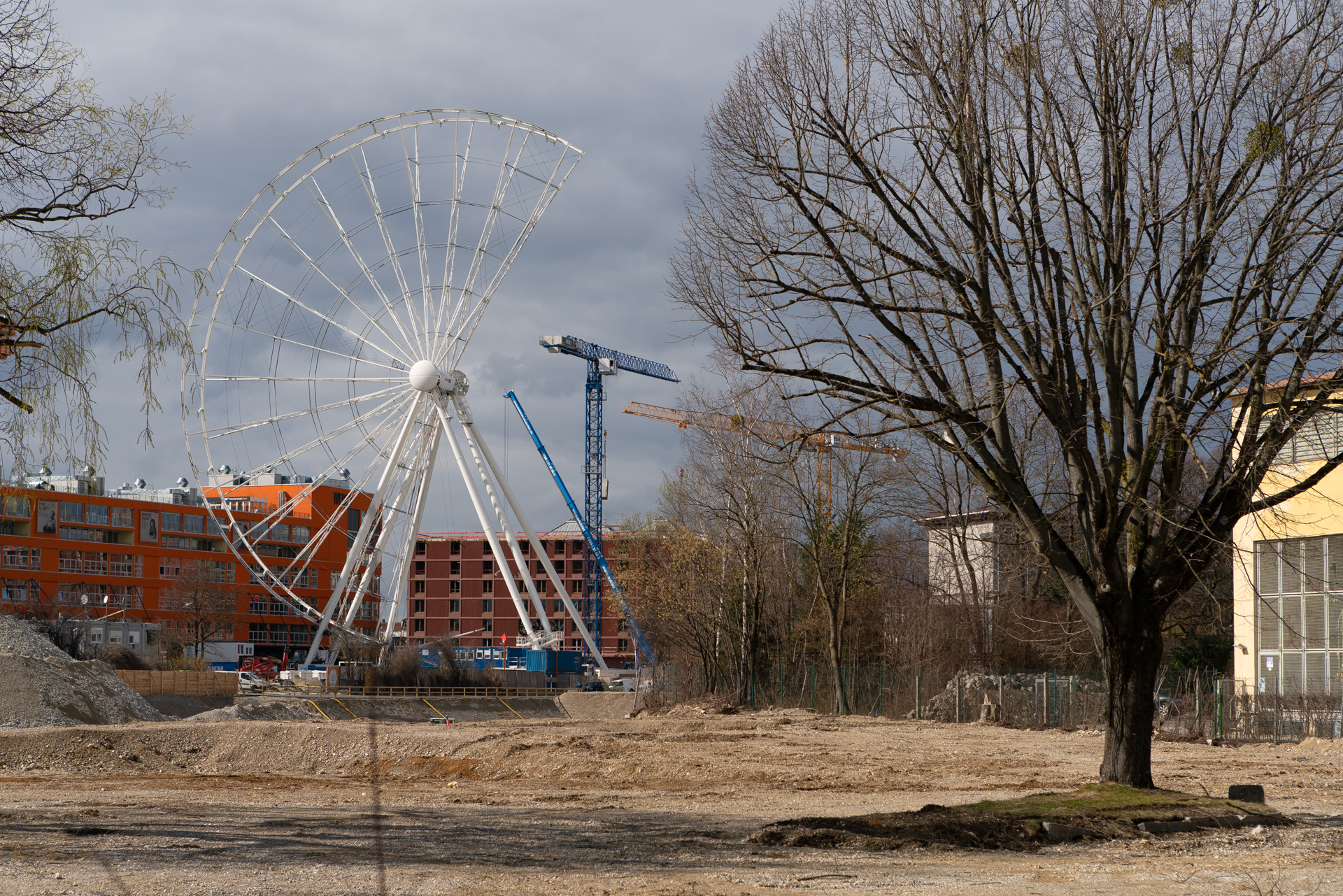 2019-03-18 - Das Riesenrad im Werksviertel-Mitte im Aufbau