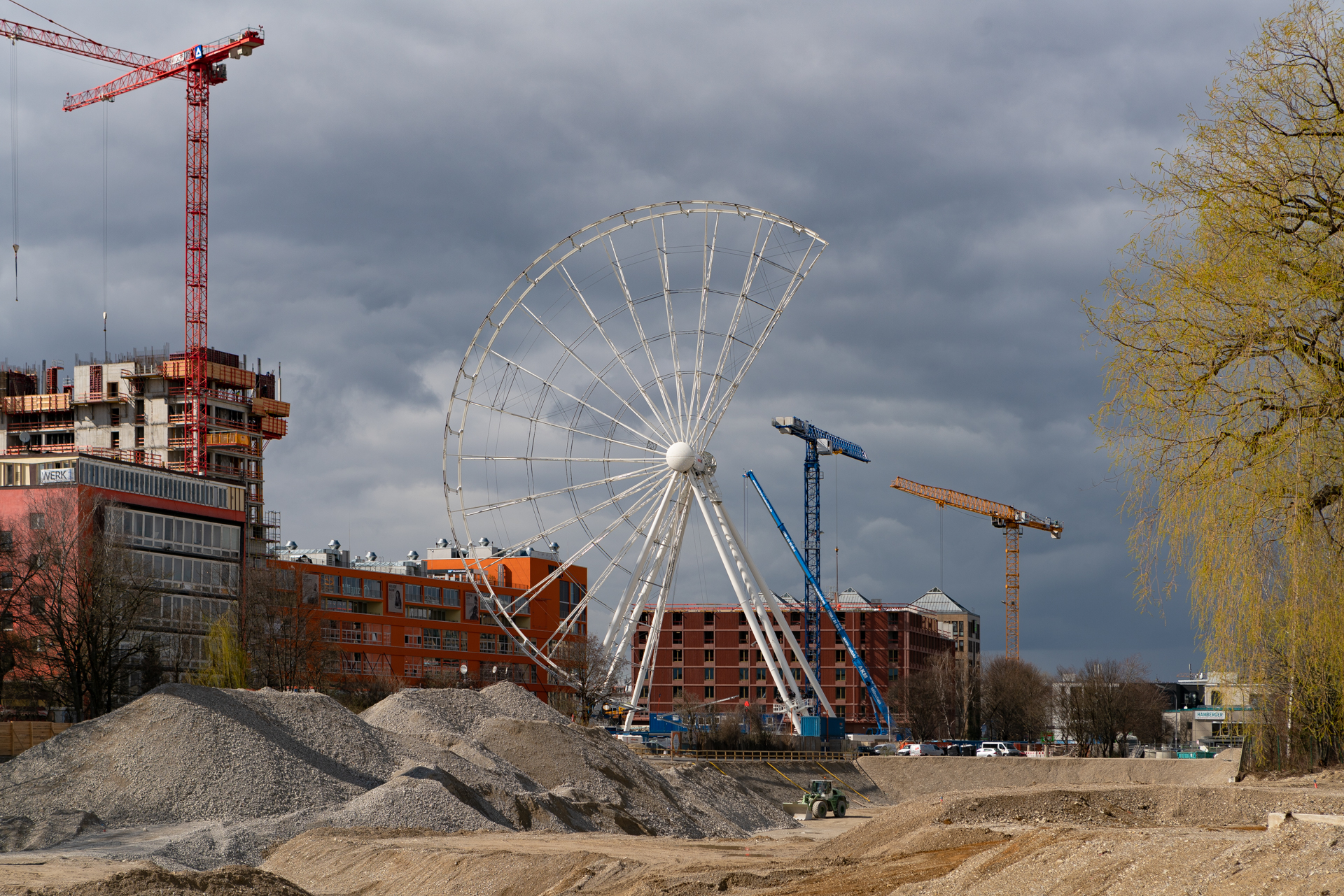2019-03-18 - Das Riesenrad im Werksviertel-Mitte im Aufbau
