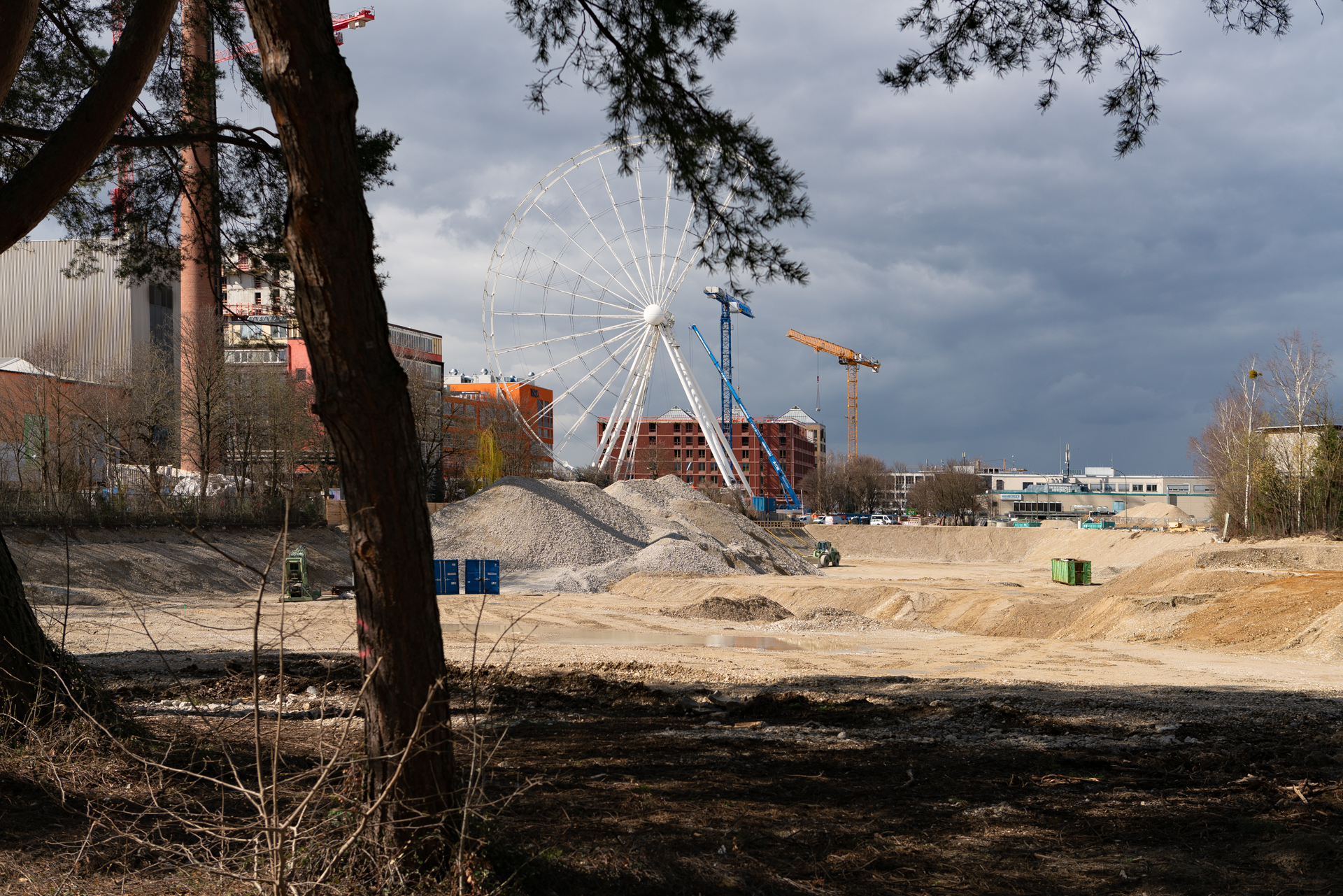 2019-03-18 - Das Riesenrad im Werksviertel-Mitte im Aufbau