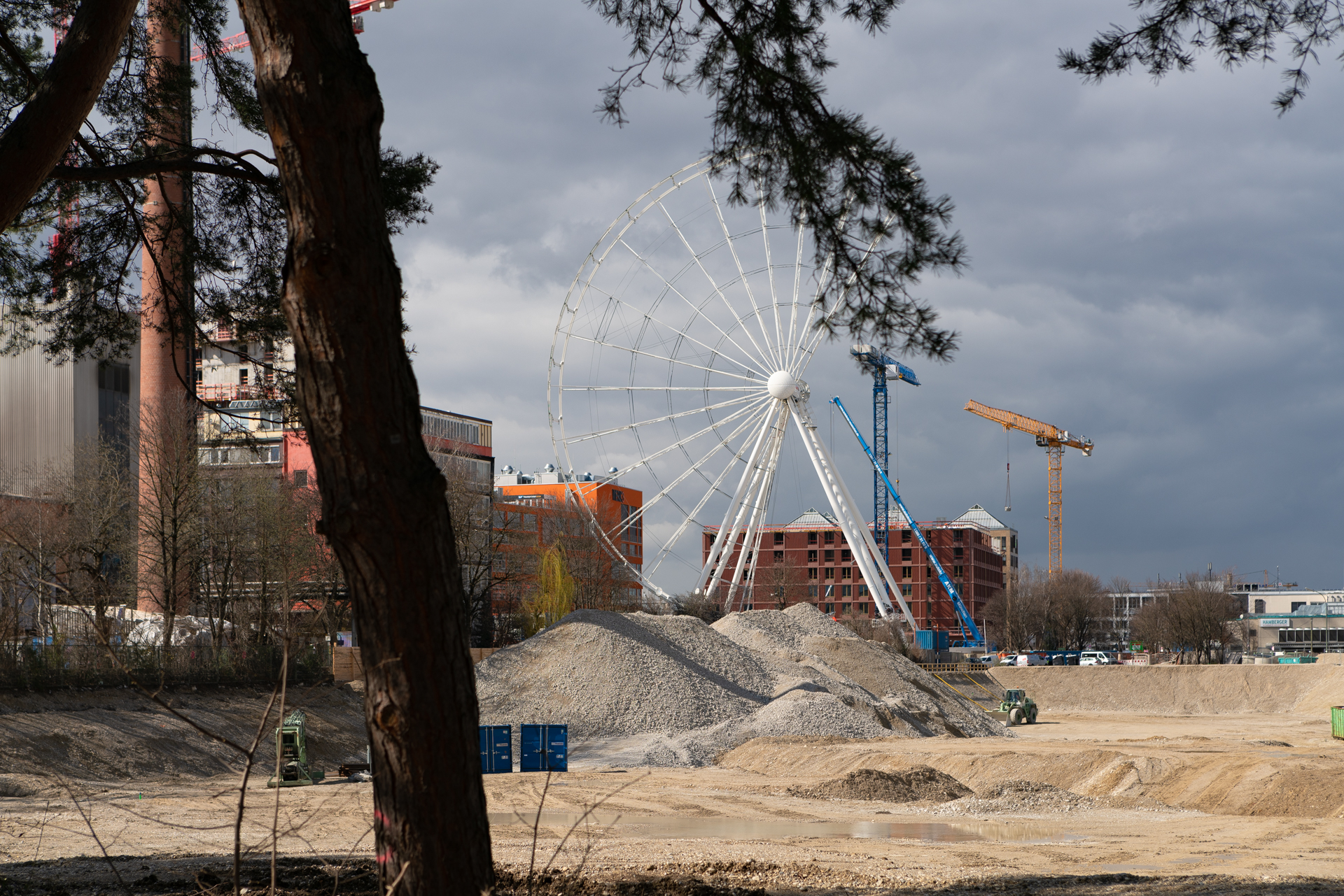 2019-03-18 - Das Riesenrad im Werksviertel-Mitte im Aufbau