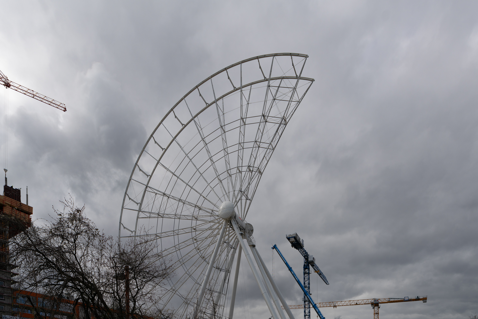 2019-03-18 - Das Riesenrad im Werksviertel-Mitte im Aufbau
