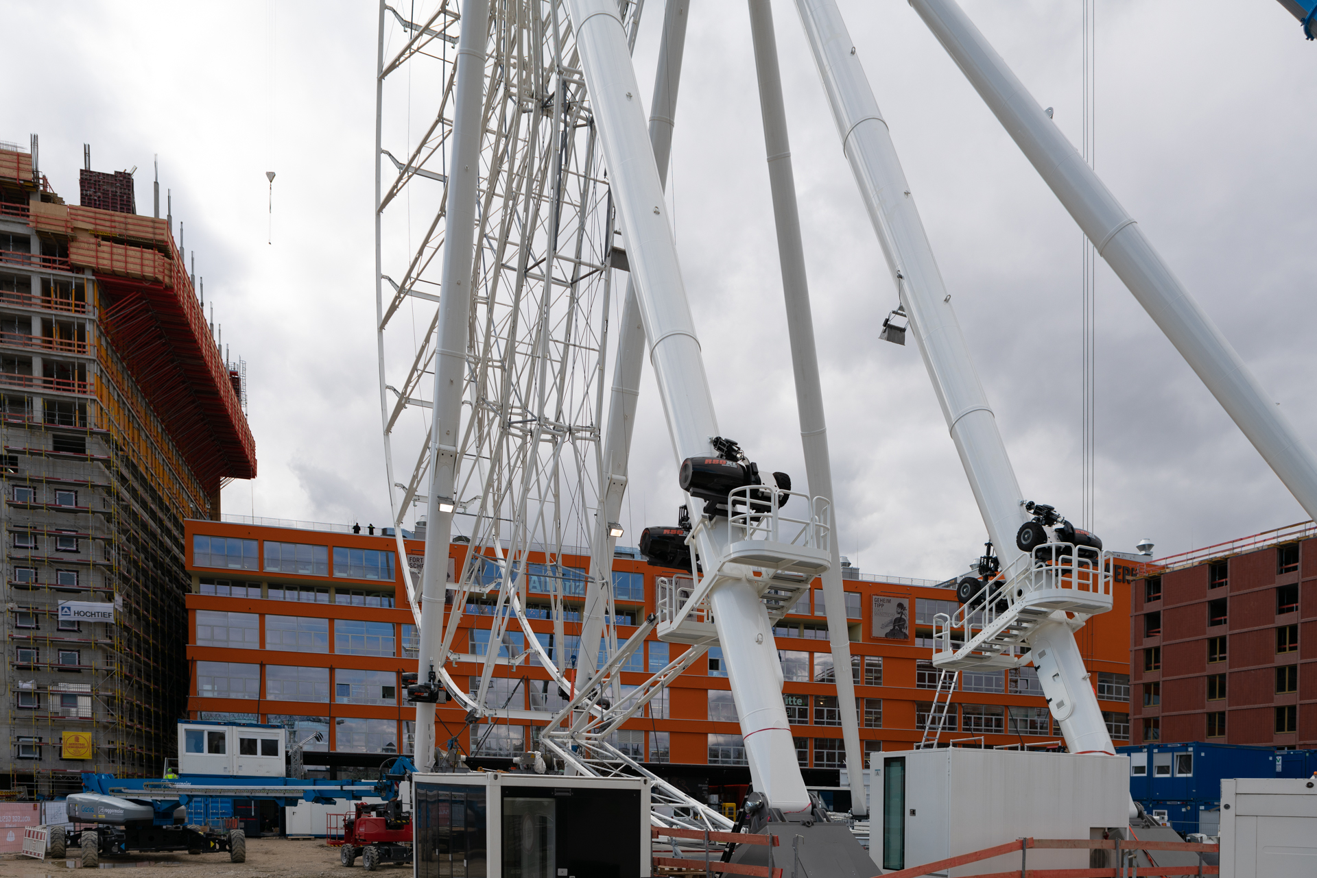 2019-03-18 - Das Riesenrad im Werksviertel-Mitte im Aufbau