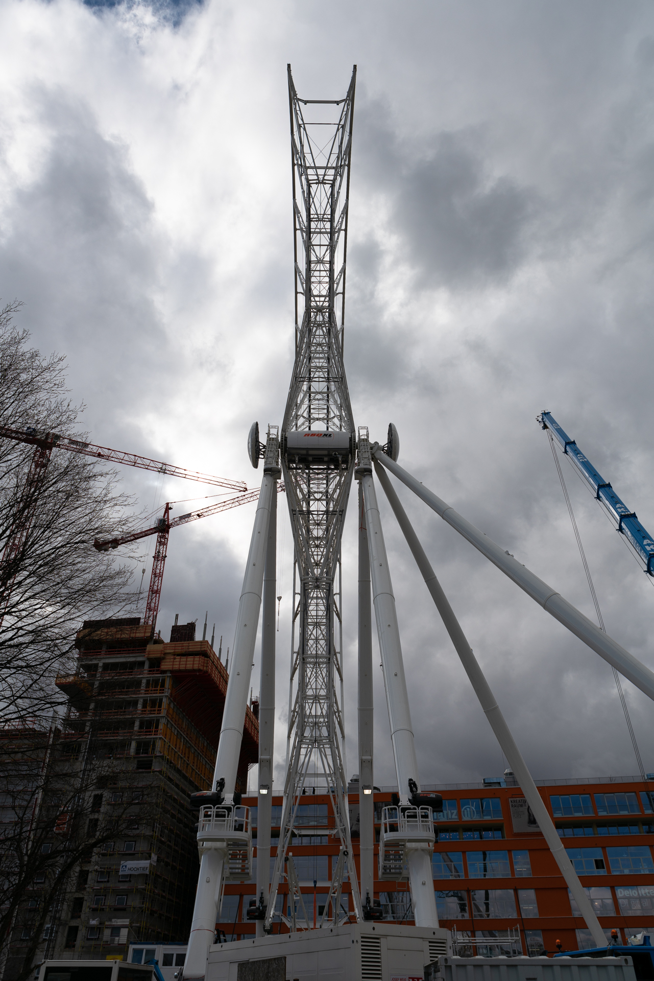 2019-03-18 - Das Riesenrad im Werksviertel-Mitte im Aufbau
