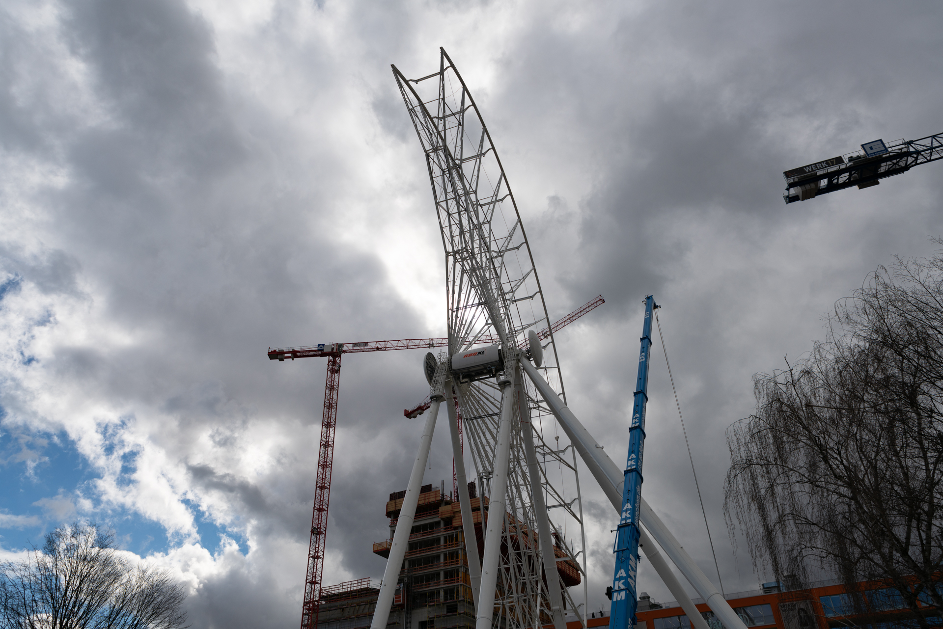 2019-03-18 - Das Riesenrad im Werksviertel-Mitte im Aufbau