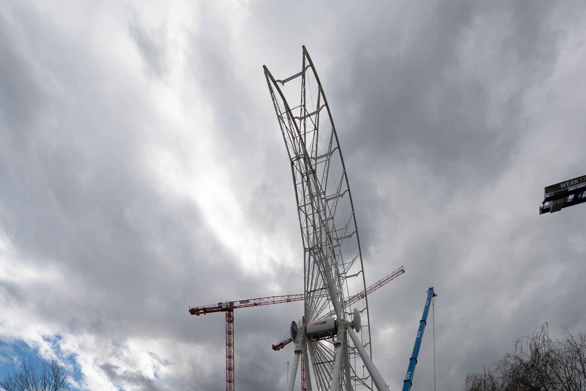 2019-03-18 - Das Riesenrad im Werksviertel-Mitte im Aufbau