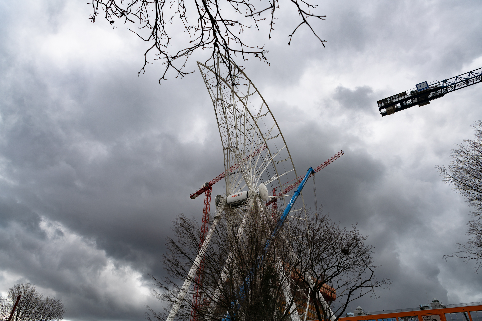 2019-03-18 - Das Riesenrad im Werksviertel-Mitte im Aufbau