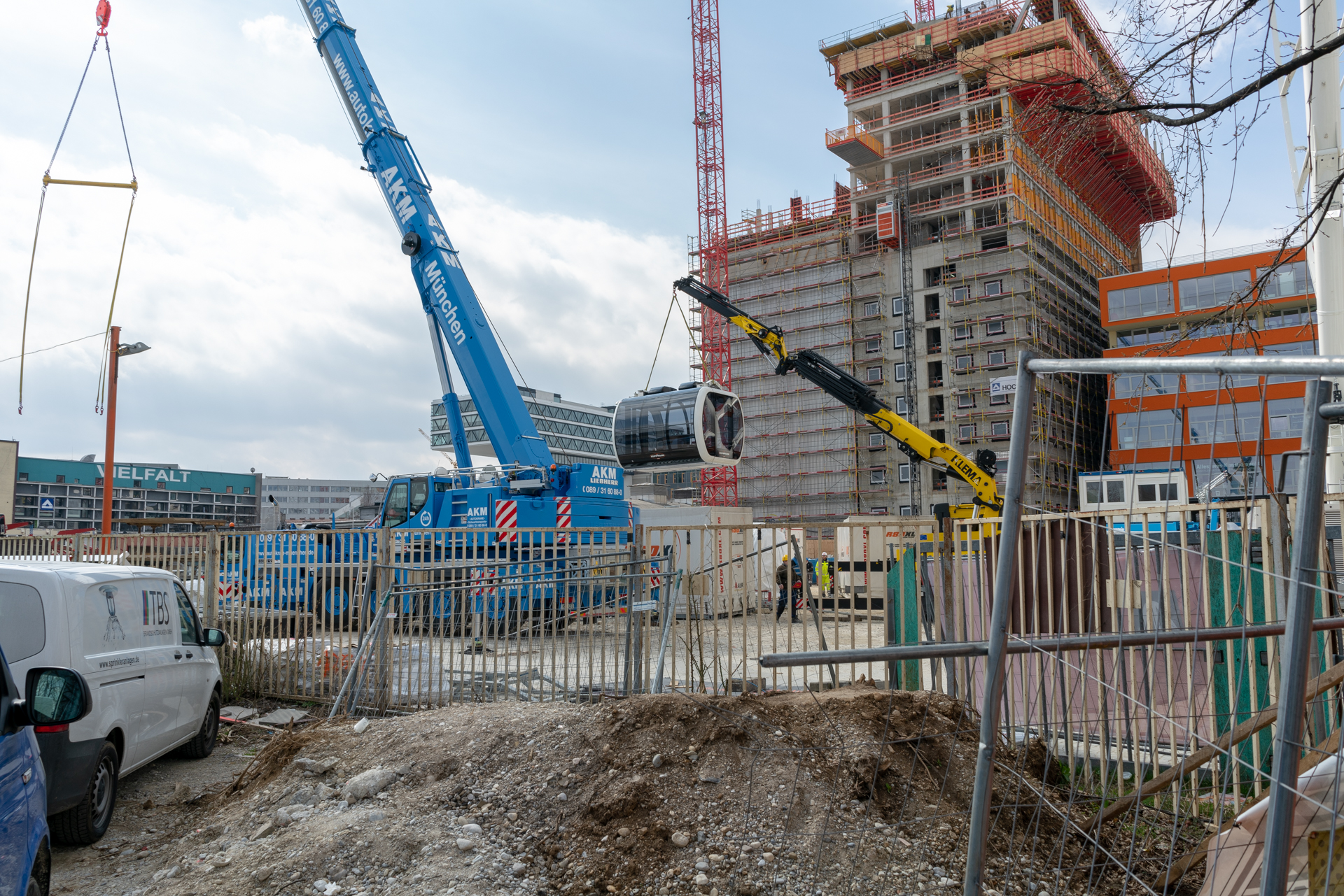 25.03.2019 - Die Gondeln werden ins Riesenrad eingehängt