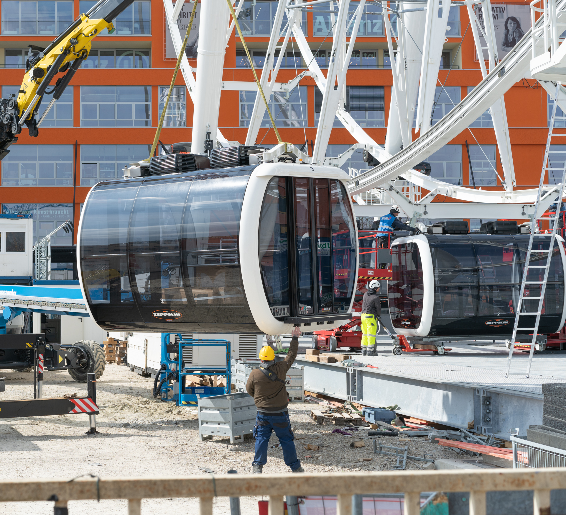 25.03.2019 - Die Gondeln werden ins Riesenrad eingehängt