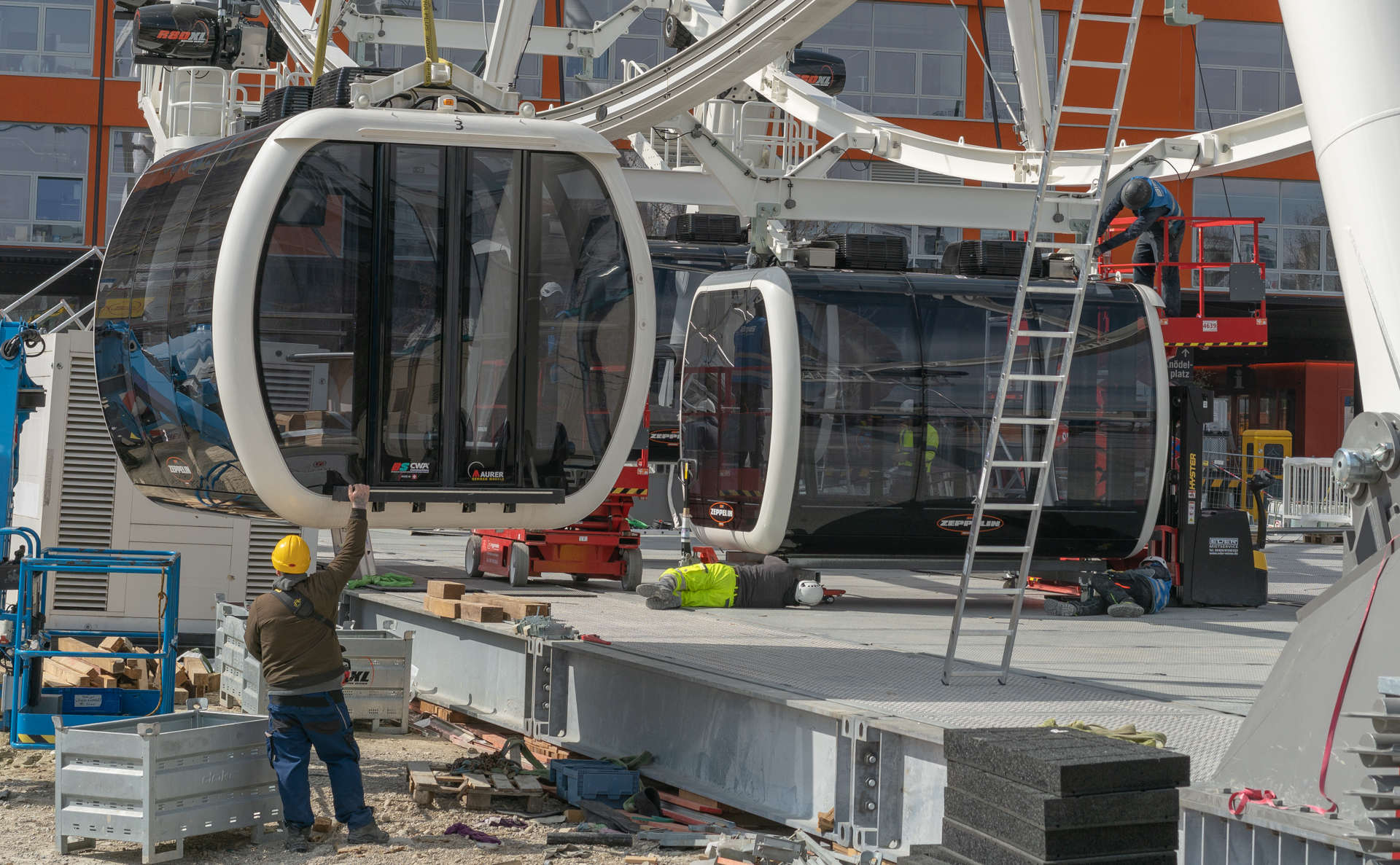 25.03.2019 - Die Gondeln werden ins Riesenrad eingehängt