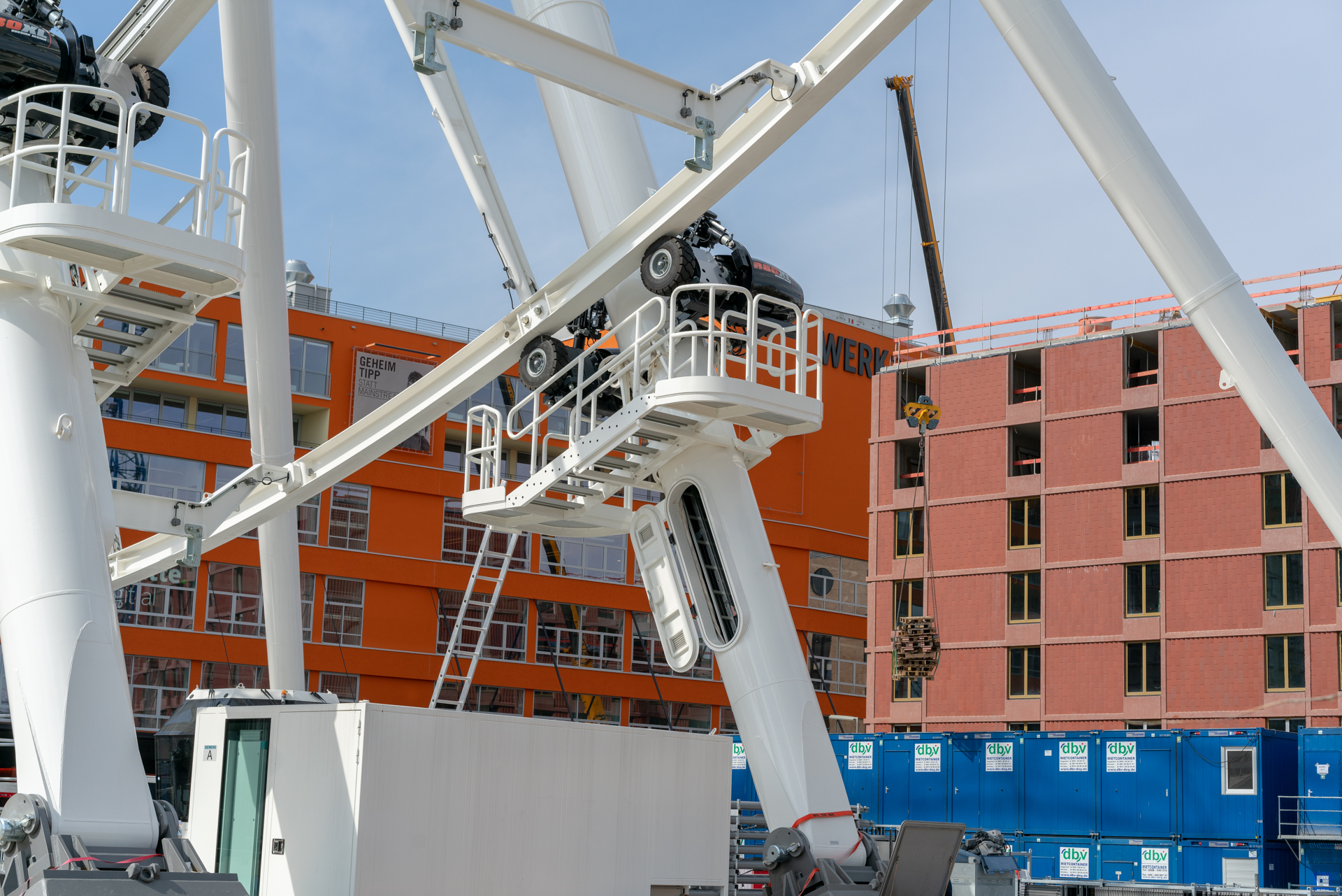 25.03.2019 - Die Gondeln werden ins Riesenrad eingehängt