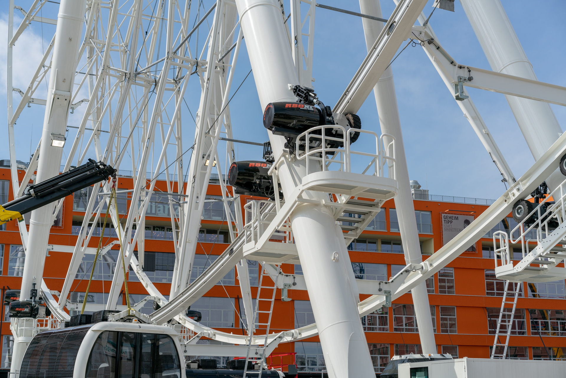 25.03.2019 - Die Gondeln werden ins Riesenrad eingehängt