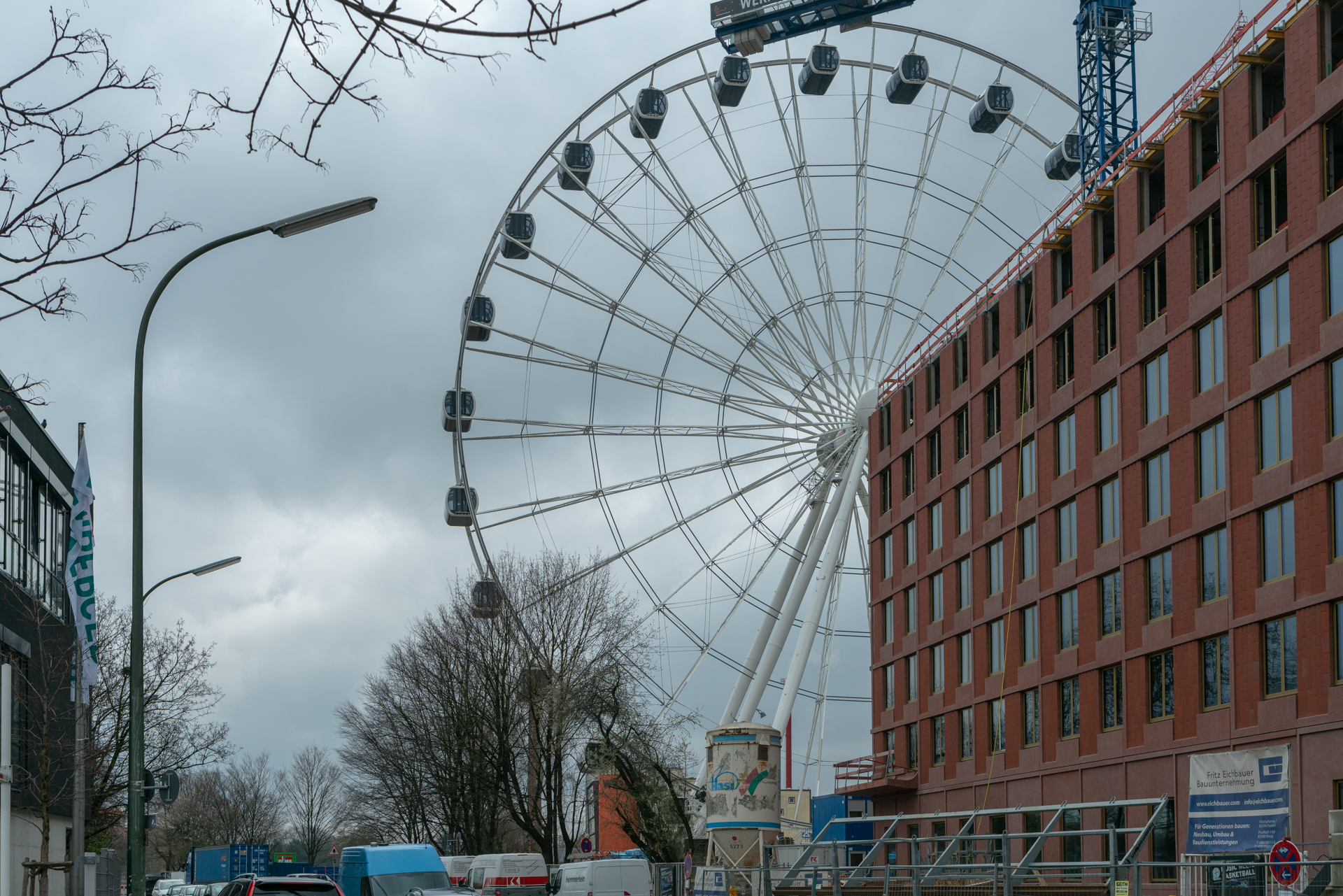 27.03.2019 - Alle Gondeln sind montiert. Auch heute hat es sich gedreht.