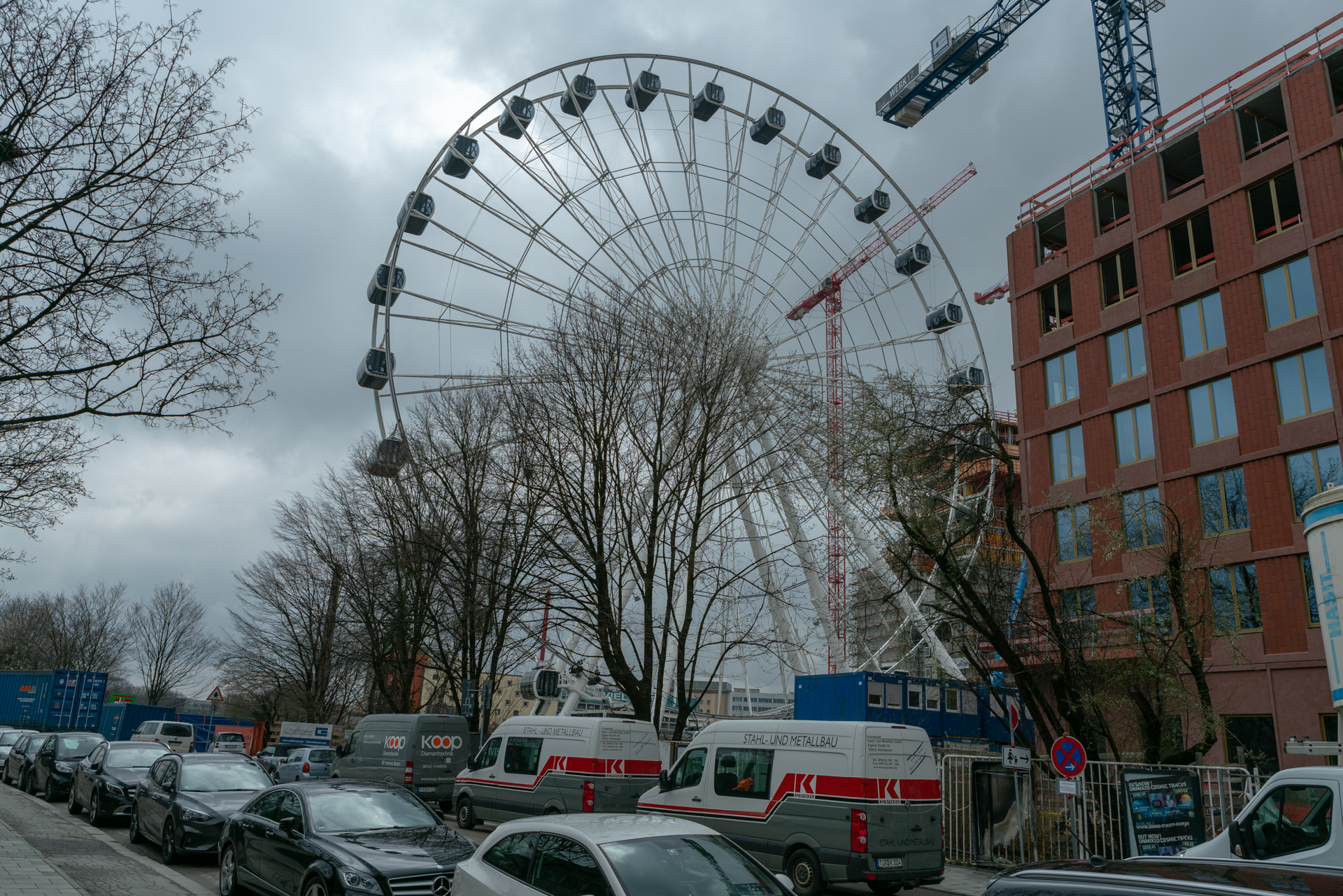 27.03.2019 - Alle Gondeln sind montiert. Auch heute hat es sich gedreht.