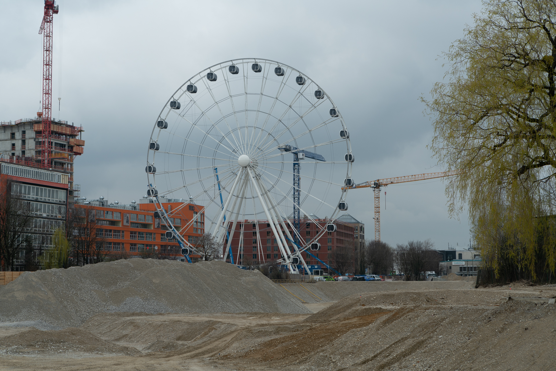 27.03.2019 - Alle Gondeln sind montiert. Auch heute hat es sich gedreht.