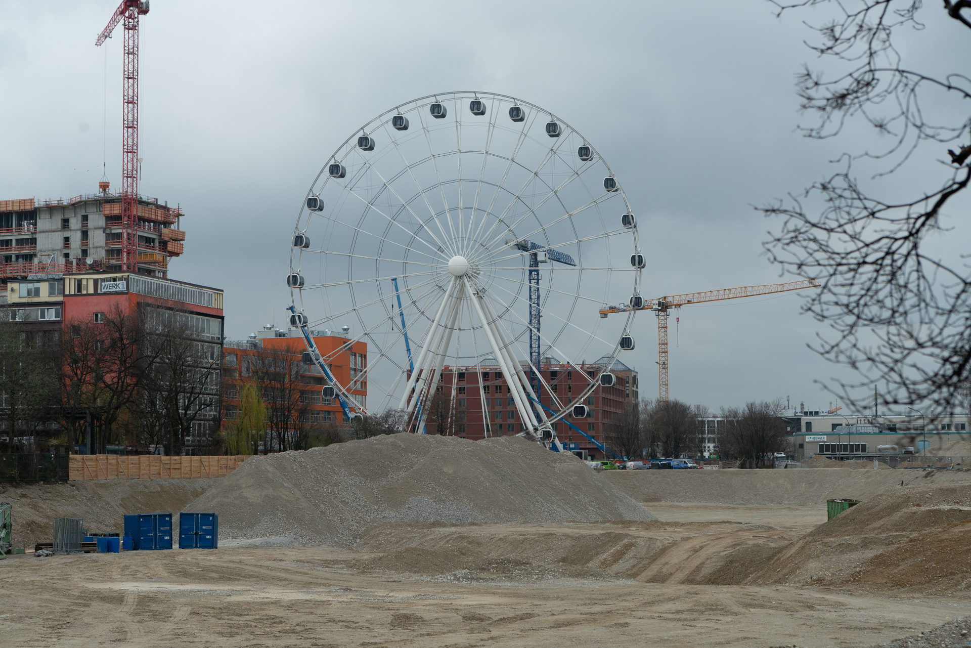 27.03.2019 - Alle Gondeln sind montiert. Auch heute hat es sich gedreht.