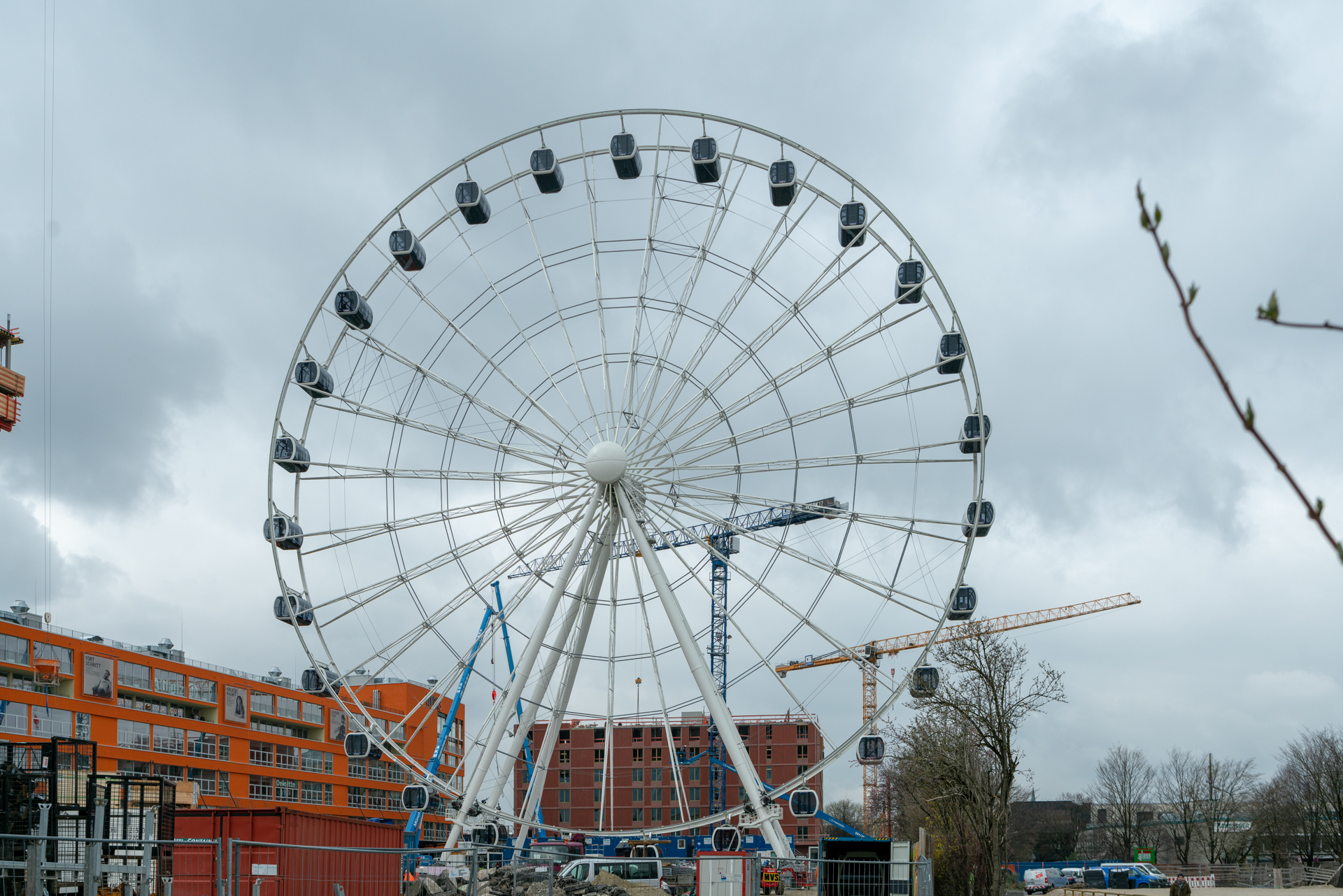 27.03.2019 - Alle Gondeln sind montiert. Auch heute hat es sich gedreht.