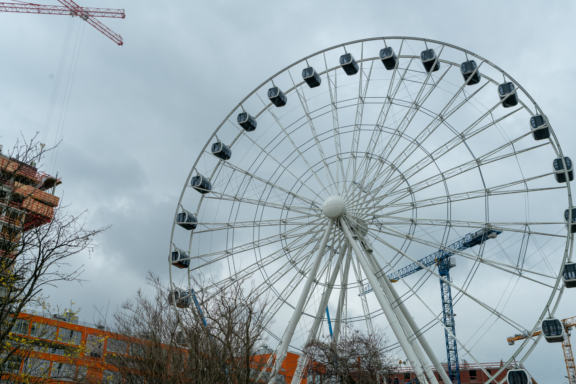 27.03.2019 - Alle Gondeln sind montiert. Auch heute hat es sich gedreht.