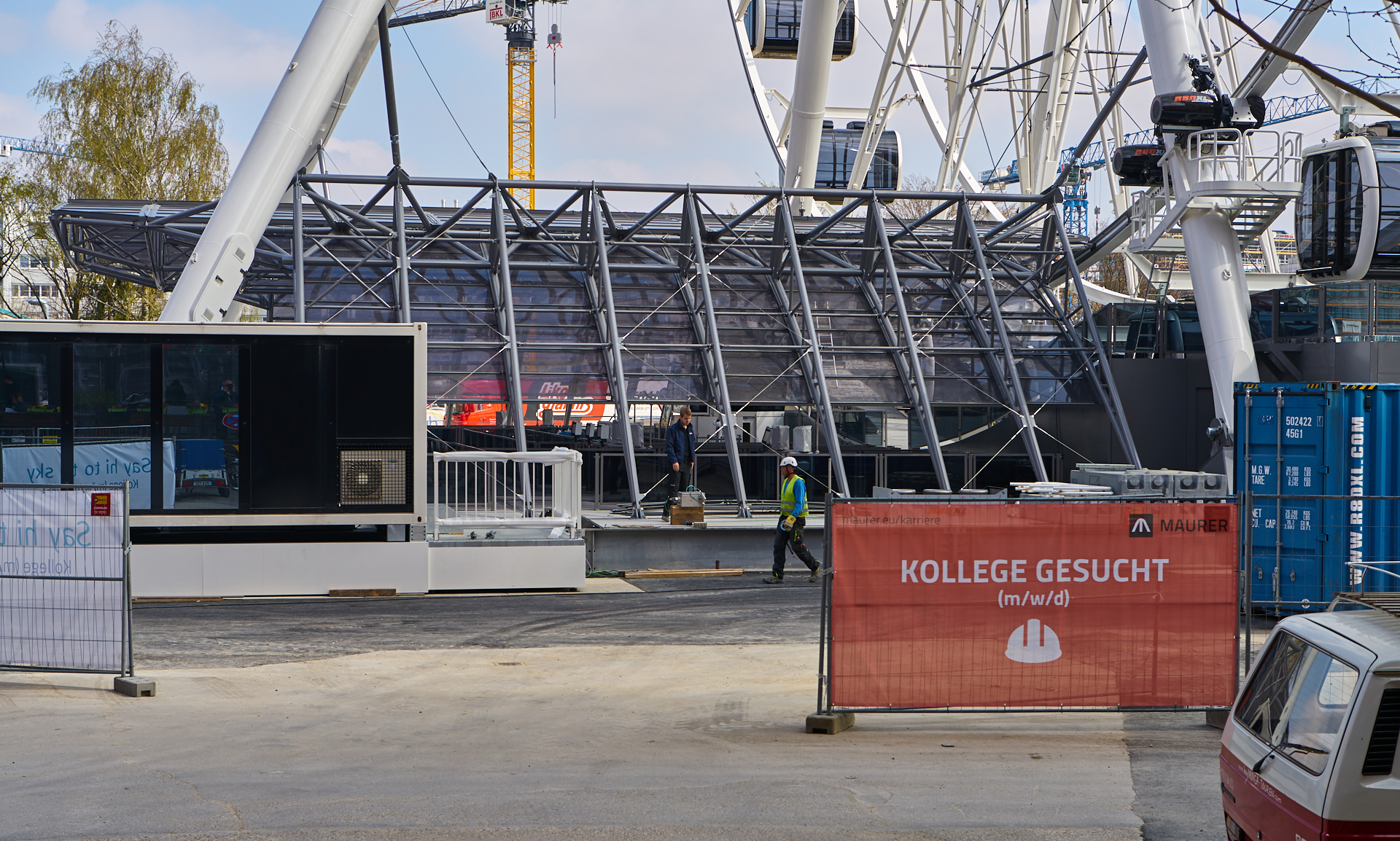 06.04.2019 - Die Zugänge zu dem Riesenrad werden ausgebaut.