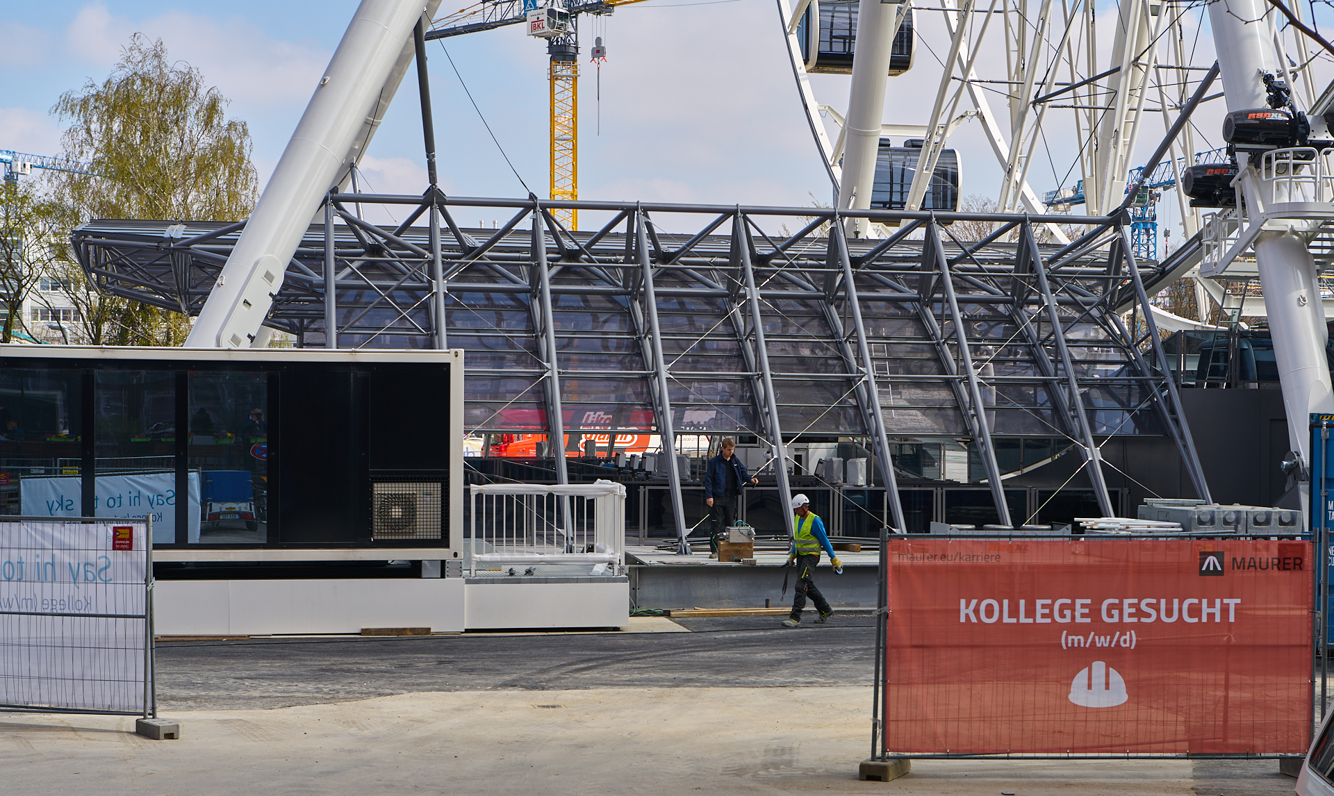 06.04.2019 - Die Zugänge zu dem Riesenrad werden ausgebaut.